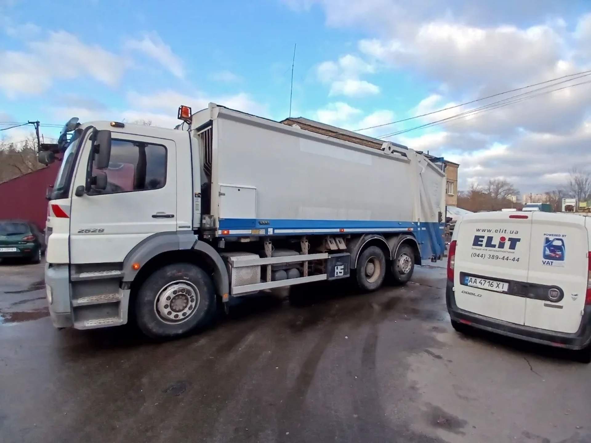 Сміттєвоз Mercedes-Benz Axor для вивезення відходів