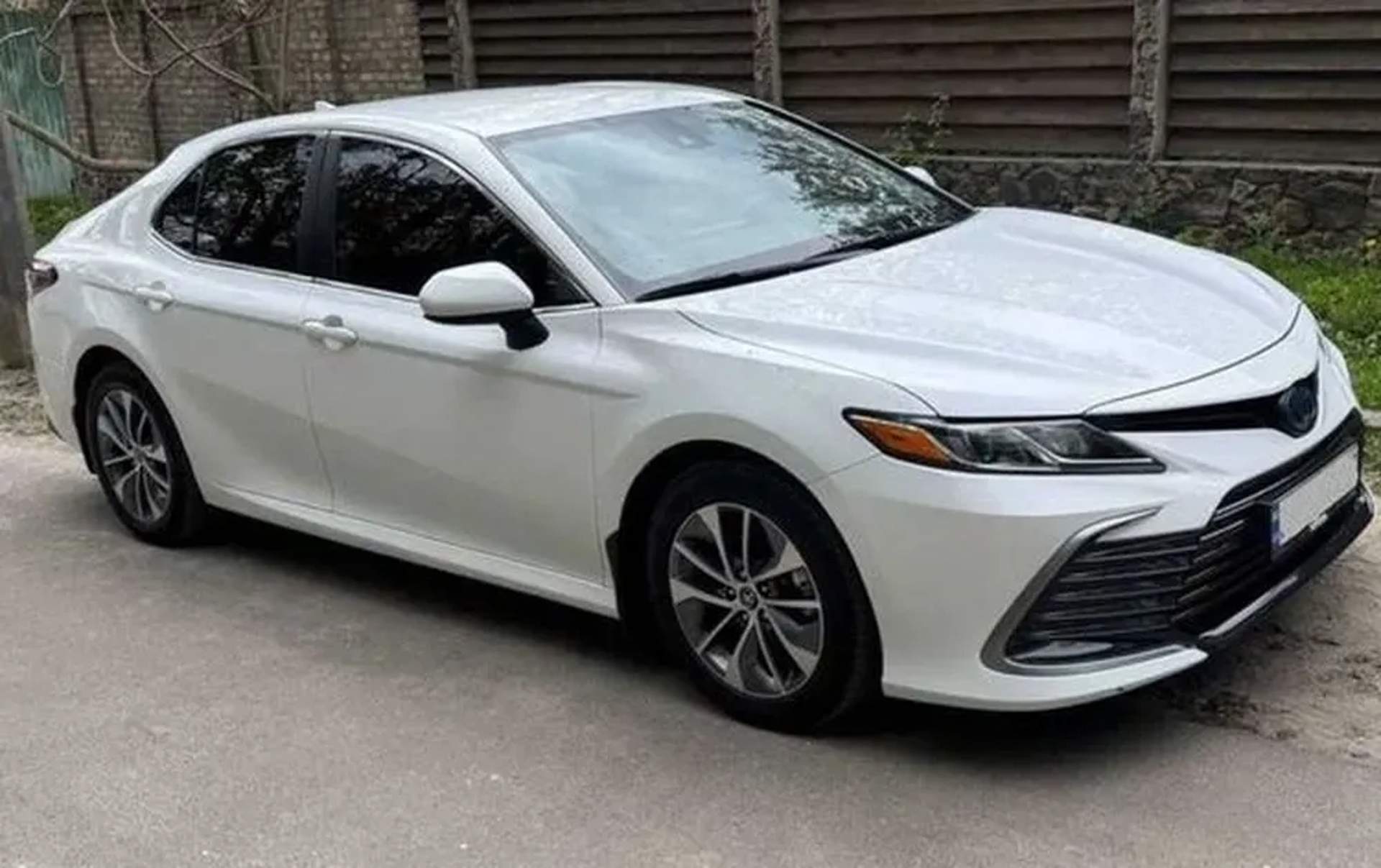 389 Нова біла Toyota Camry V70 на весілля