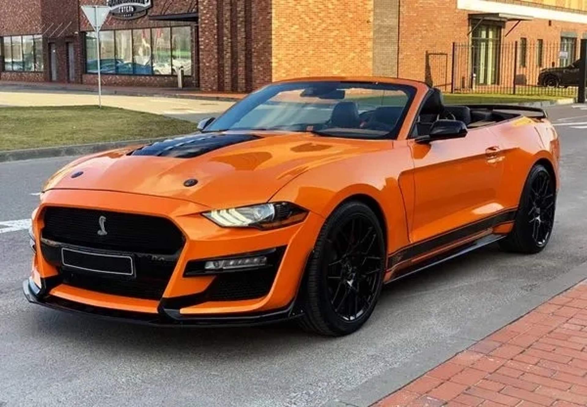398 Кабріолет Ford Mustang GT помаранчовий