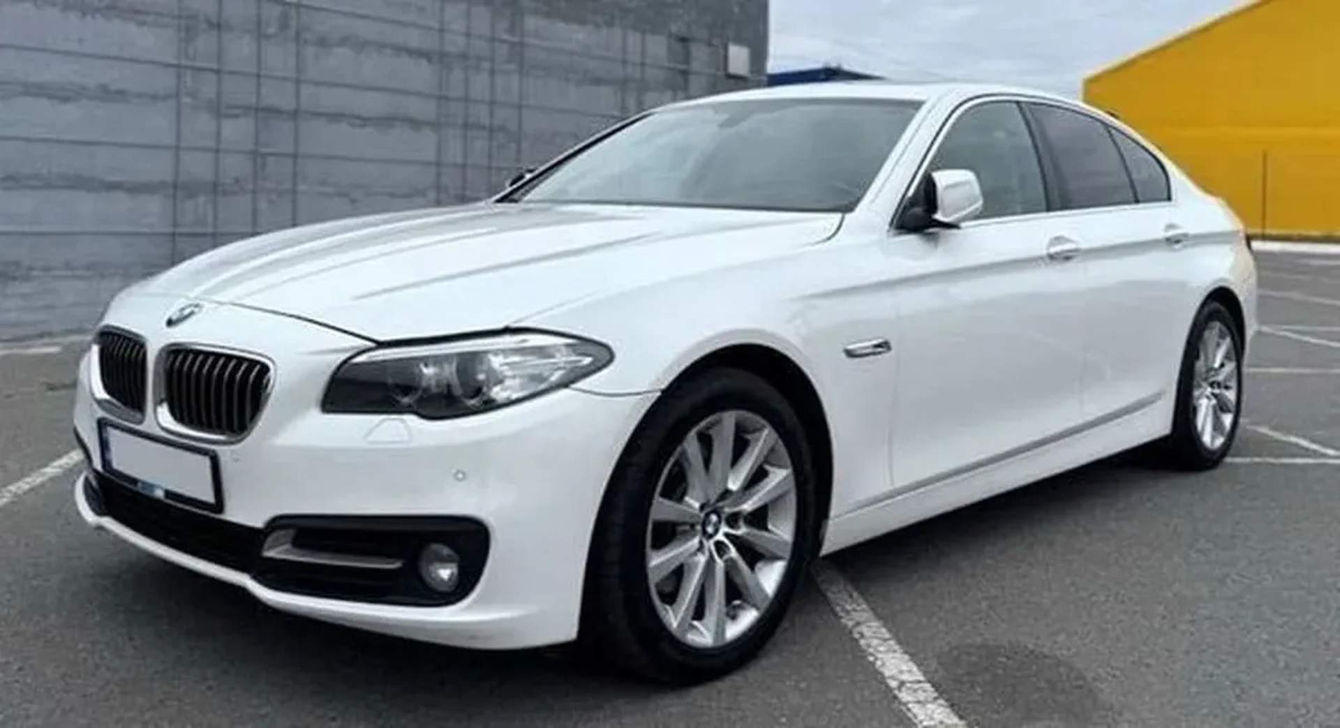 033 BMW 528i xDrive білий з водієм на весілля