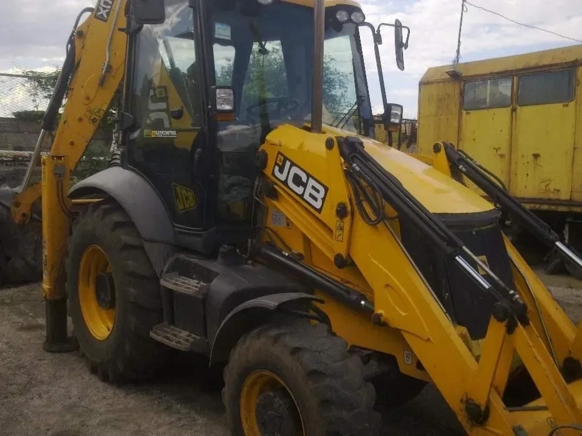 Екскаватор-навантажувач JCB-3CX з гідромолотом