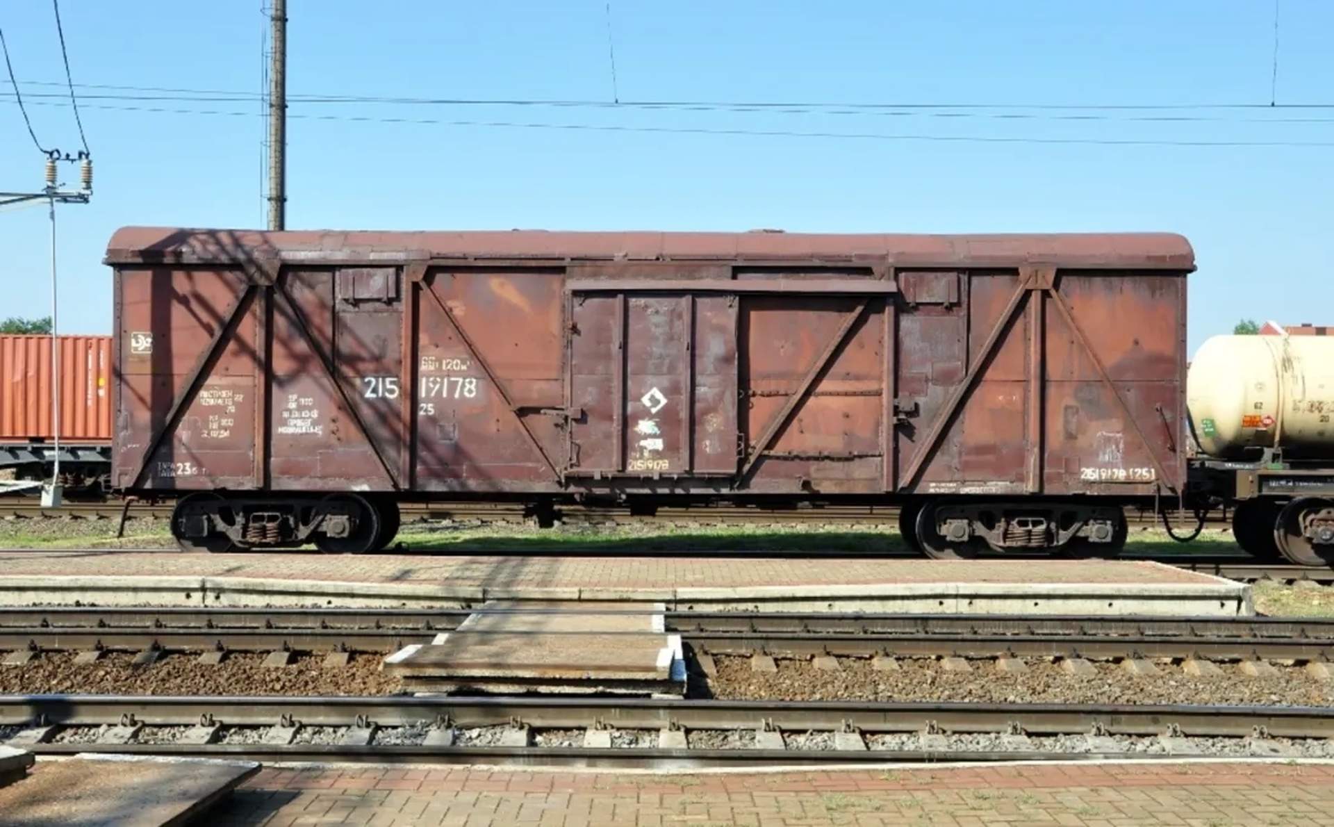 Критий вагон 11-270 для перевезення вантажів