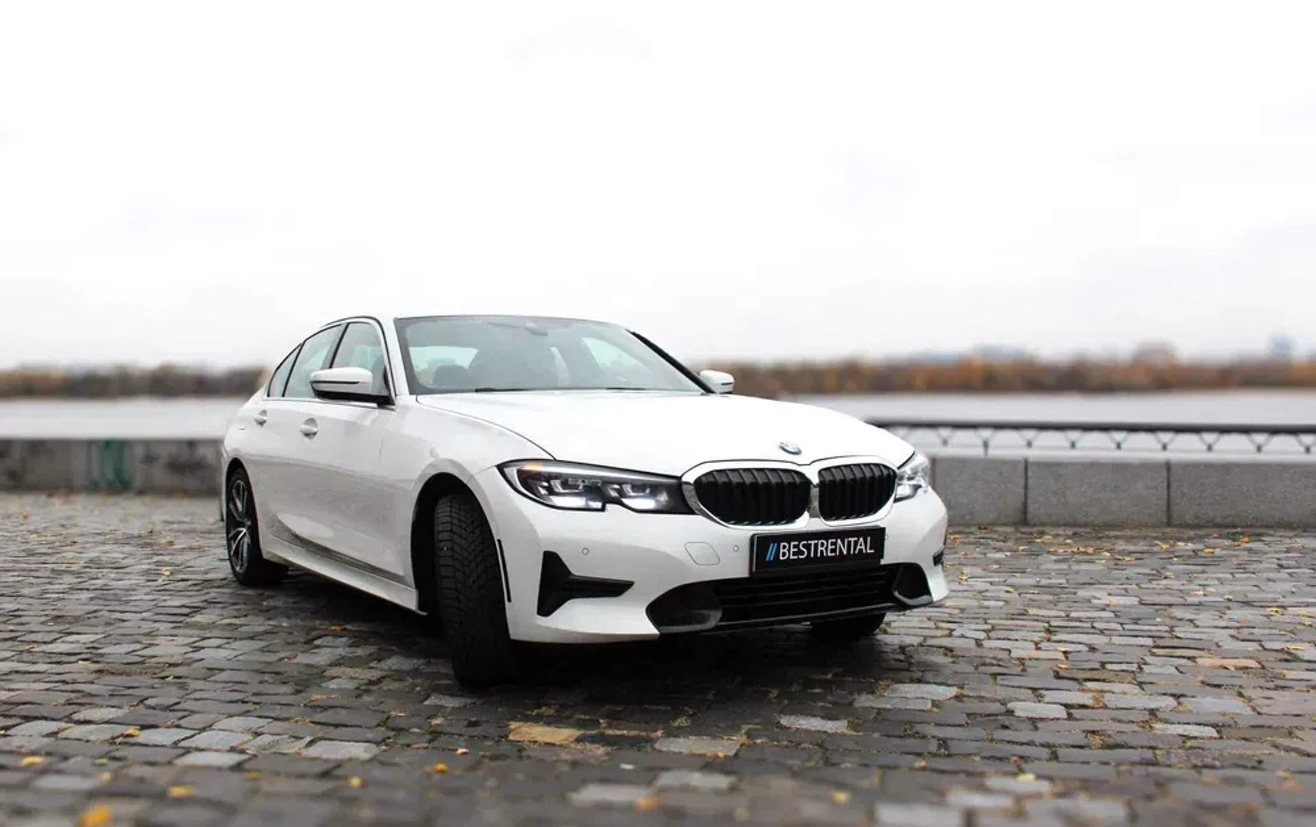 Преміальний седан BMW 330 White для комфортних поїздок
