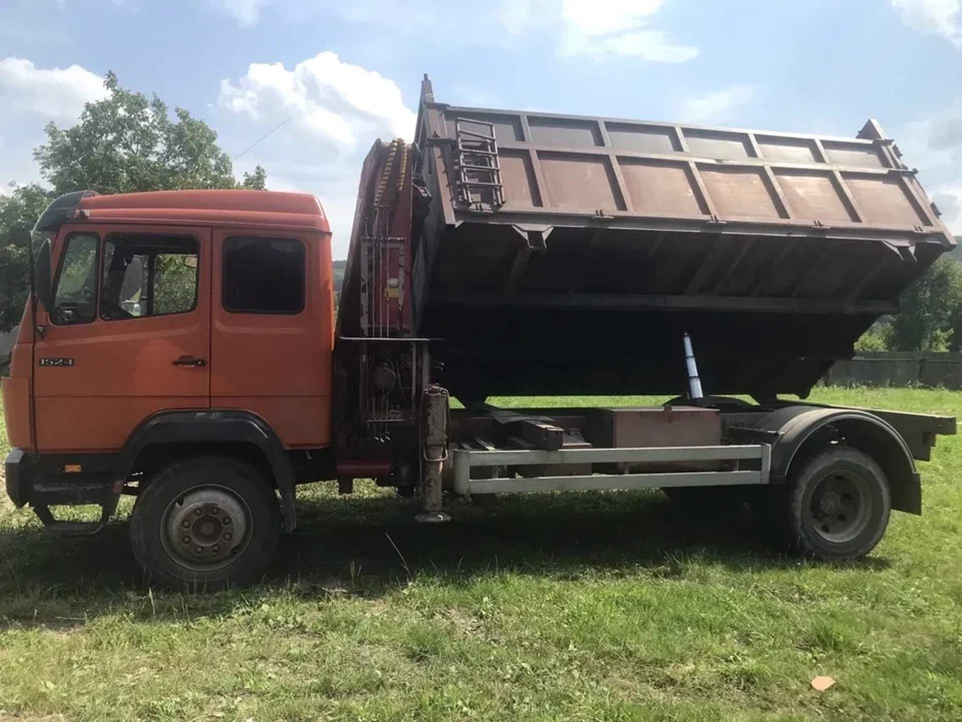 Кран-маніпулятор на вантажному шасі Mercedes-Benz