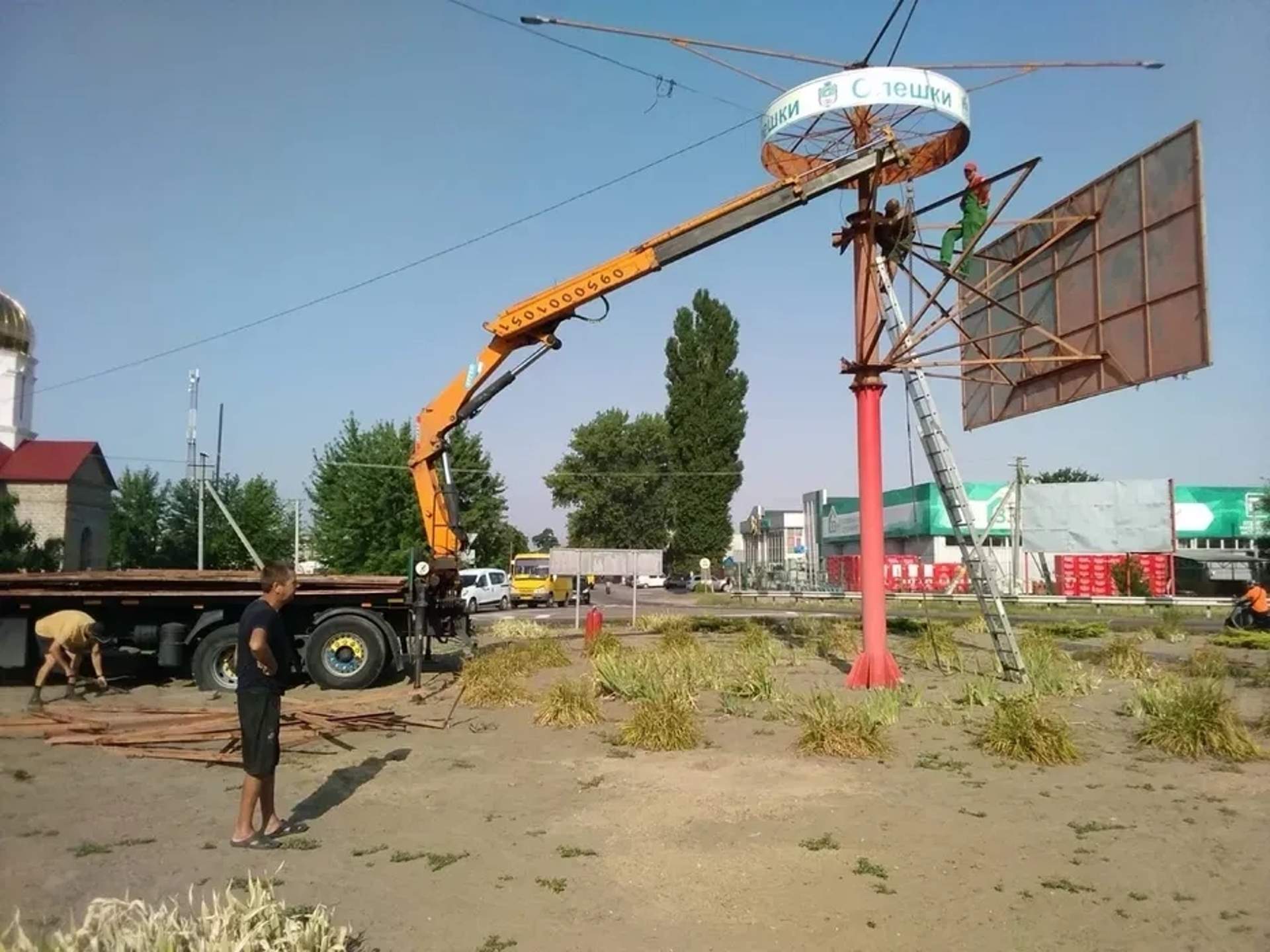 Кран-маніпулятор на базі MAN для перевезення будівельних матеріалів