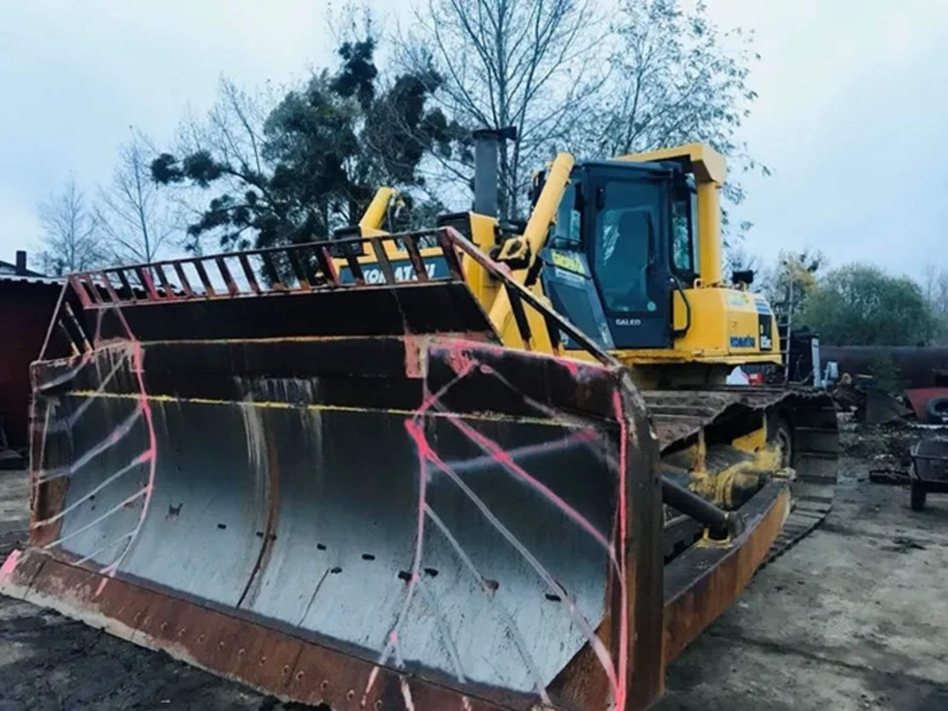 Бульдозер KOMATSU D85ex для земляних робіт