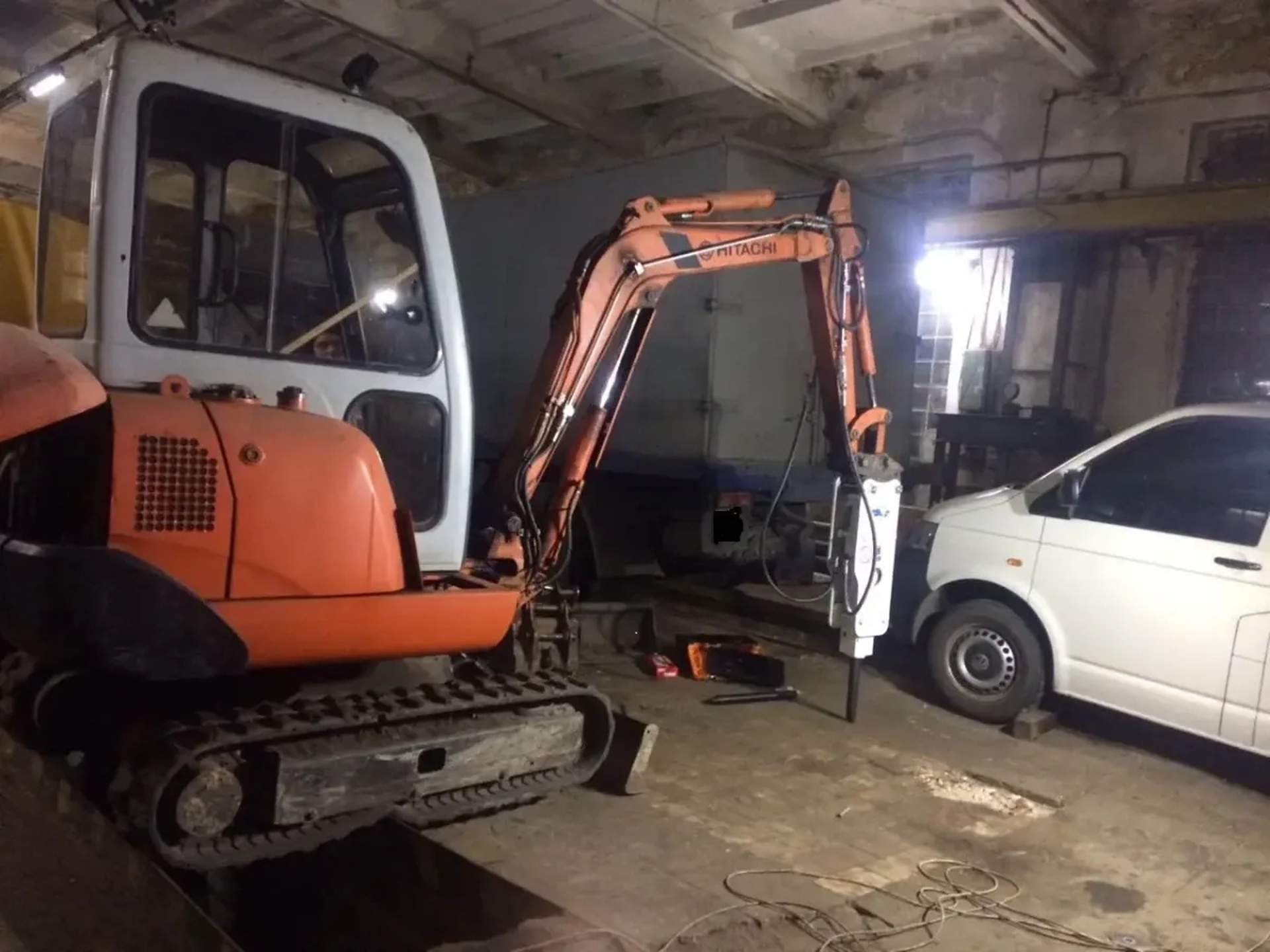 Гусеничний міні-екскаватор HITACHI з гідромолотом