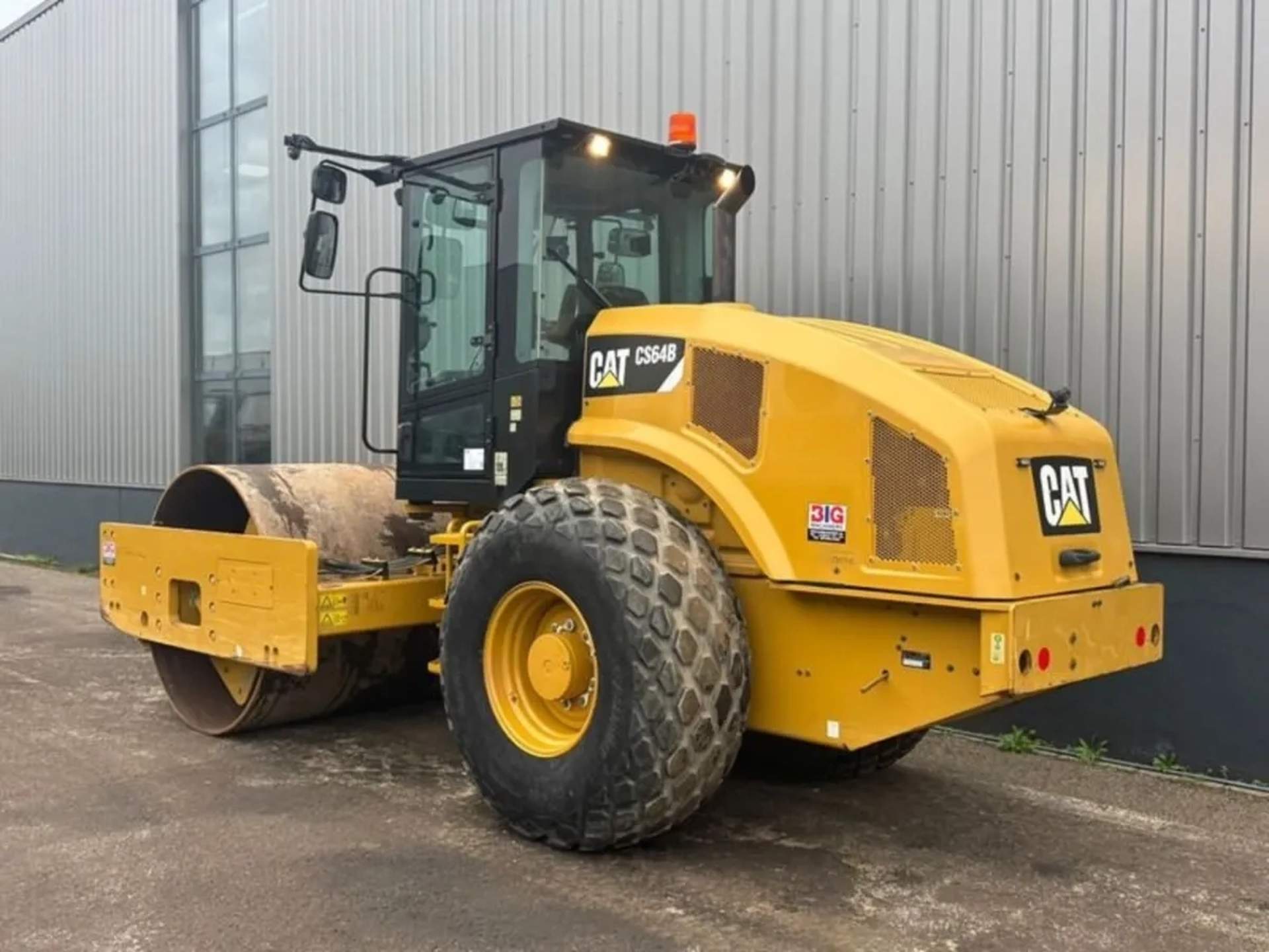 Каток CATERPIILLAR CS64B для підготовки будівельних майданчиків