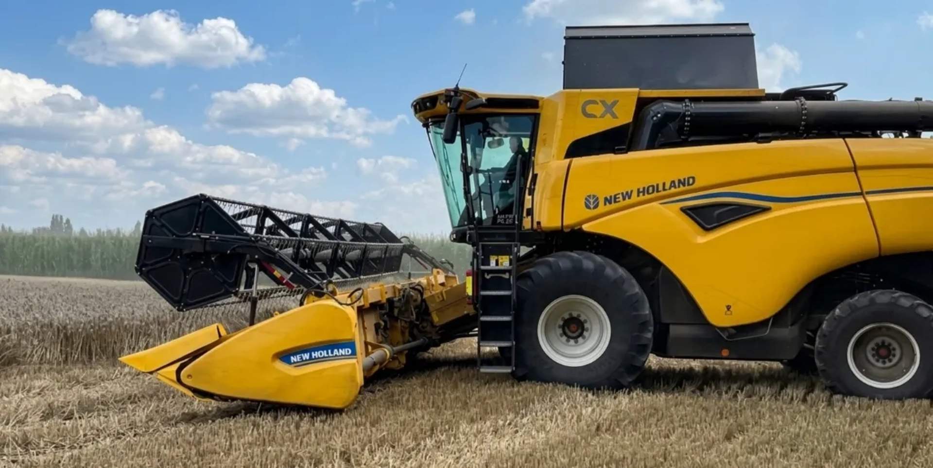 Комбайн New Holland CX8.80 для збирання врожаю