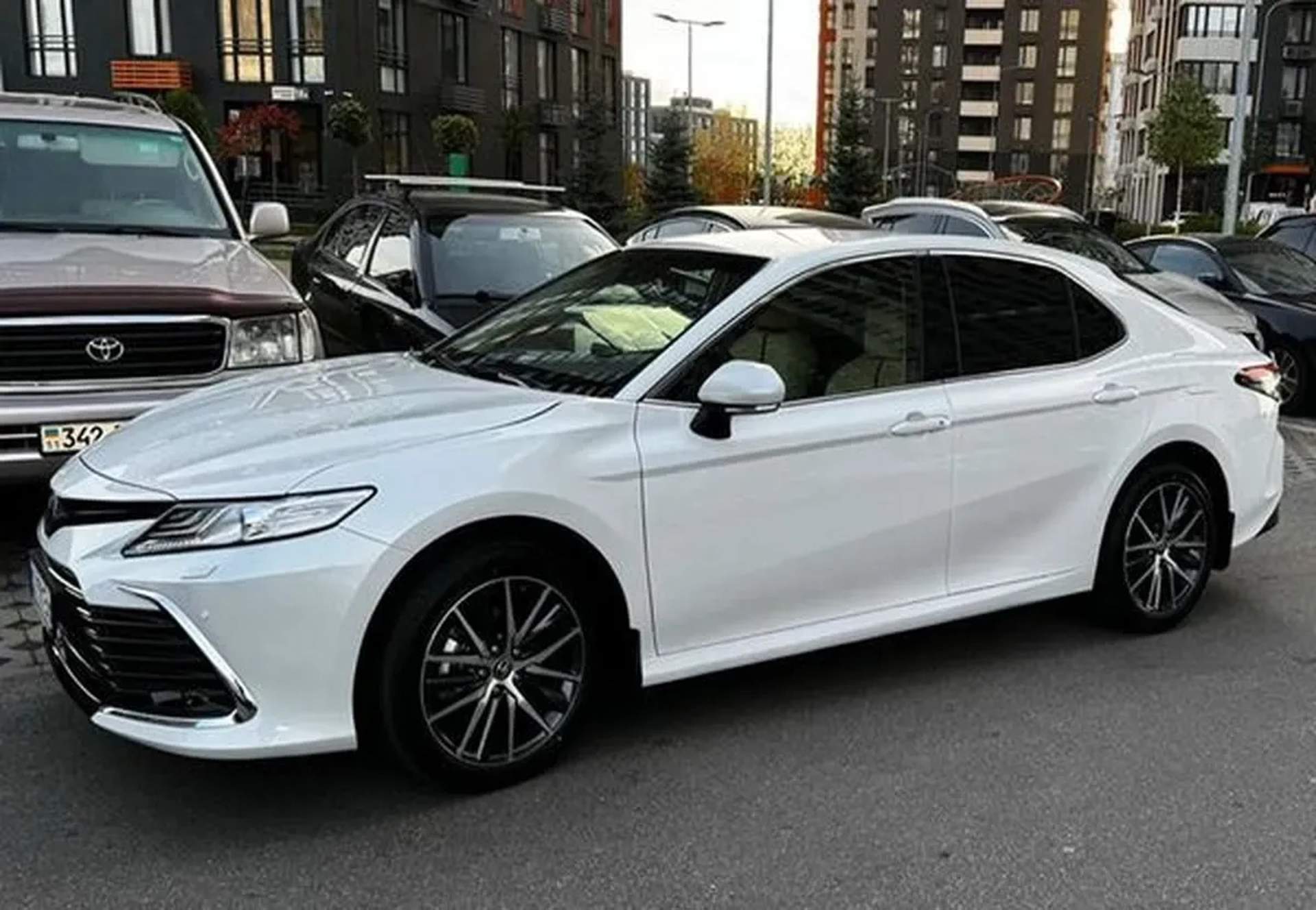 416 Toyota Camry V70 біла — авто на весілля з водієм