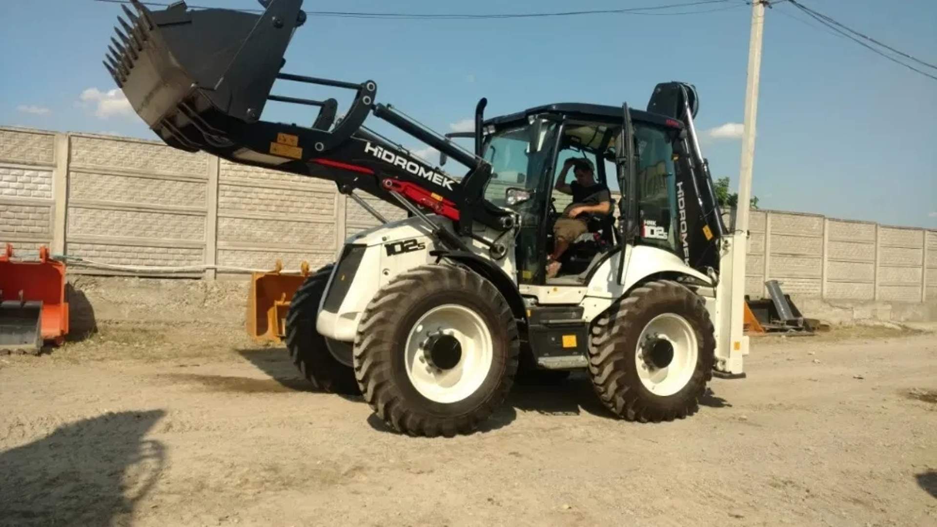 Екскаватор-навантажувач Hidromek HMK 102 S
