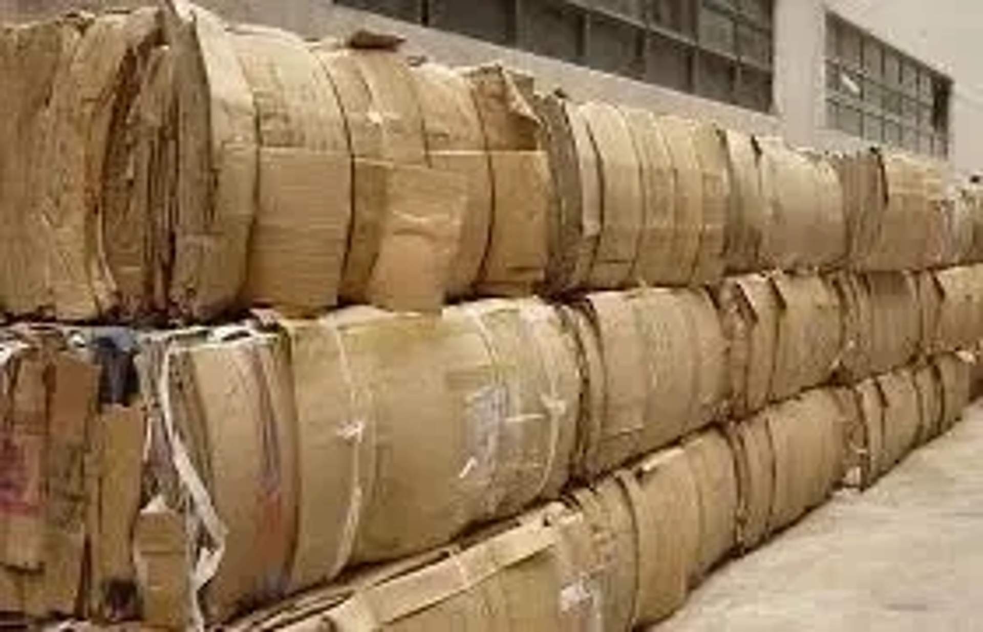 Закуповуємо макулатуру та вторинну сировину