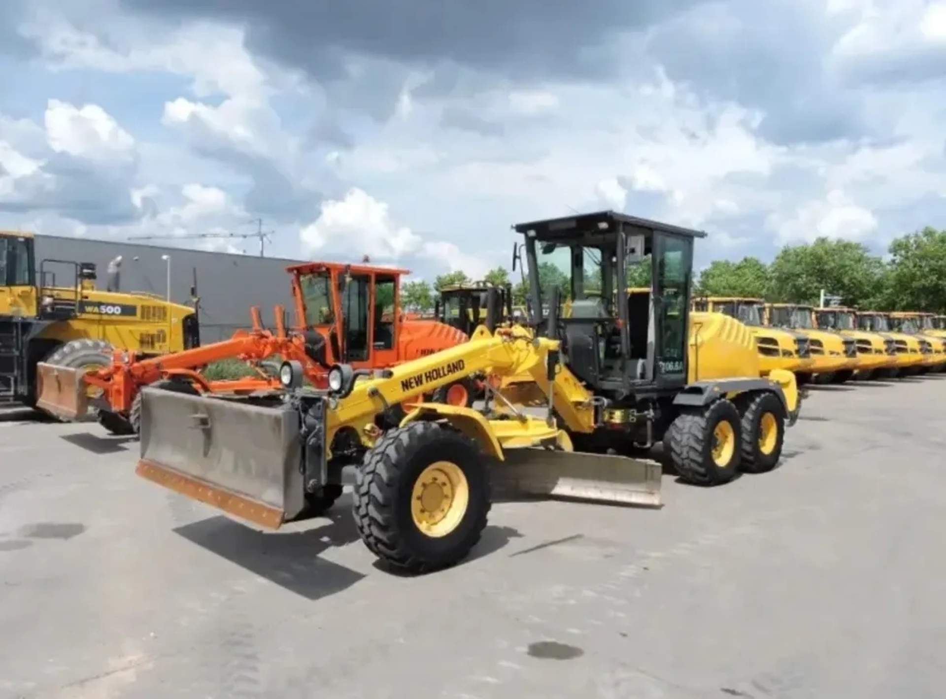 Автогрейдер New Holland 106.6.