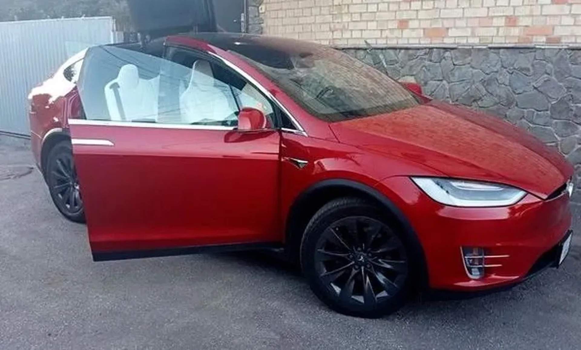 415 Tesla Model X червона — на весілля