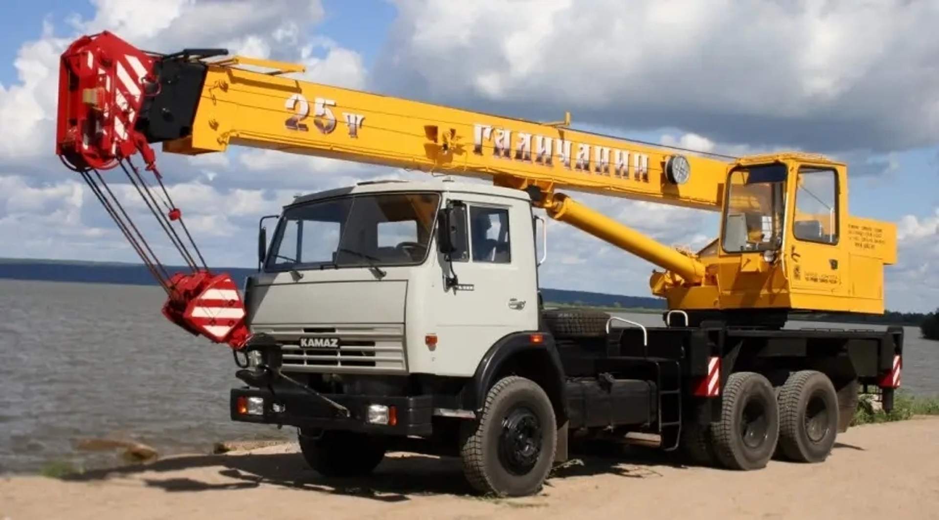 Автокран «Галичанин» 25 тонн, стріла - 28 метрів