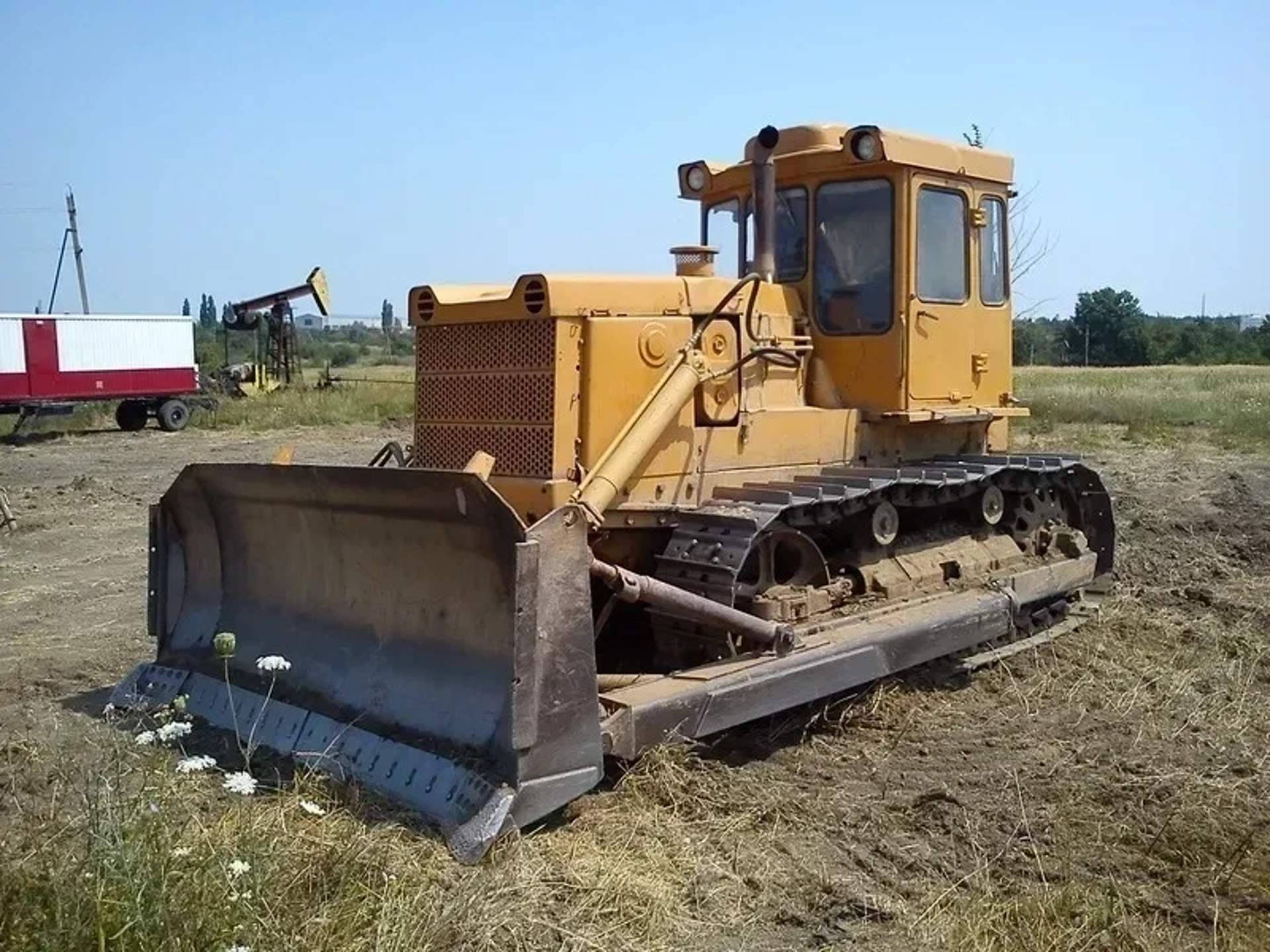Бульдозер ЧТЗ Т-170 для переміщення ґрунтів