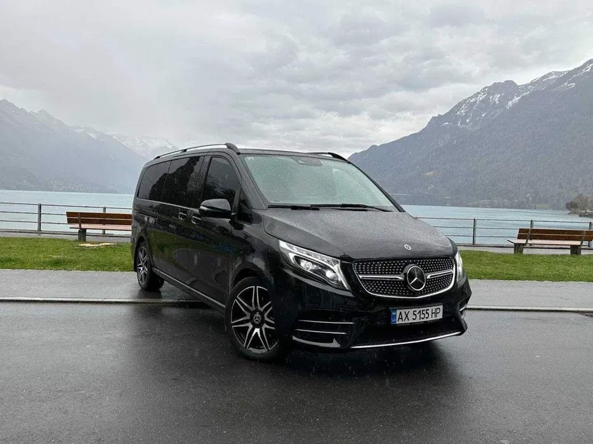 Мікроавтобус Mercedes V класу.