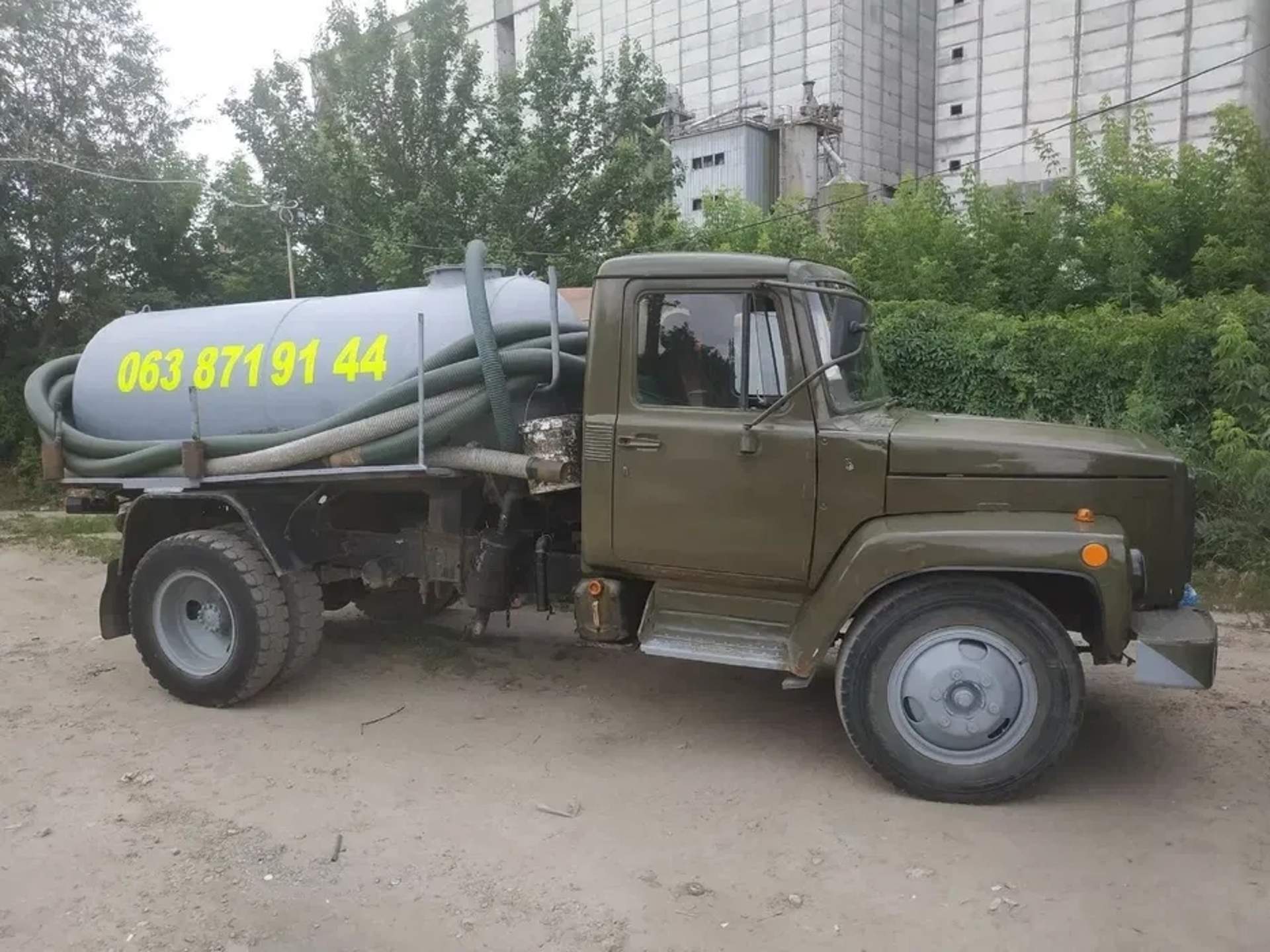 Асенізатор на базі ГАЗ із цистерною для відкачування рідких відходів
