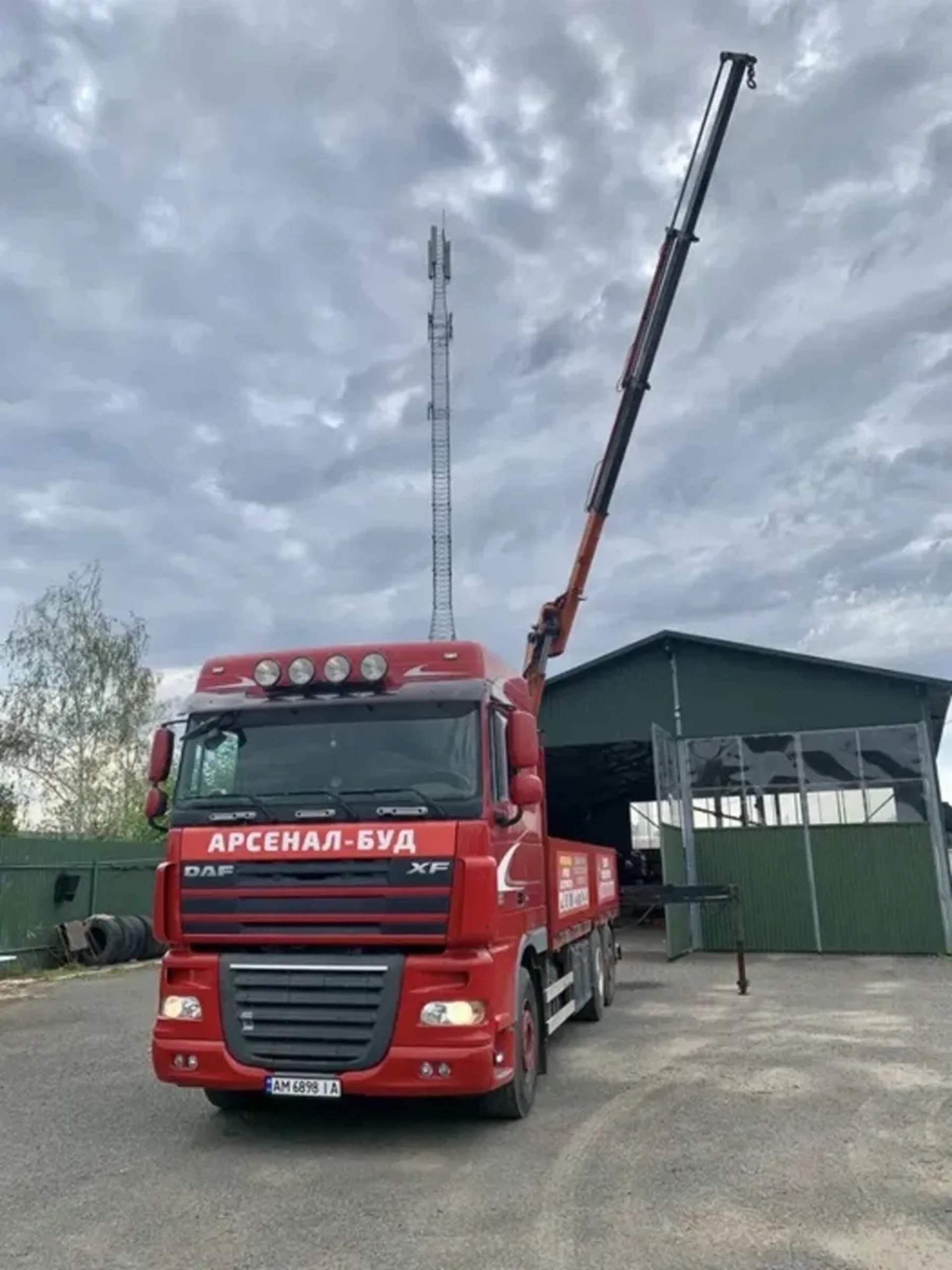 Кран-маніпулятор на вантажному шасі DAF XF