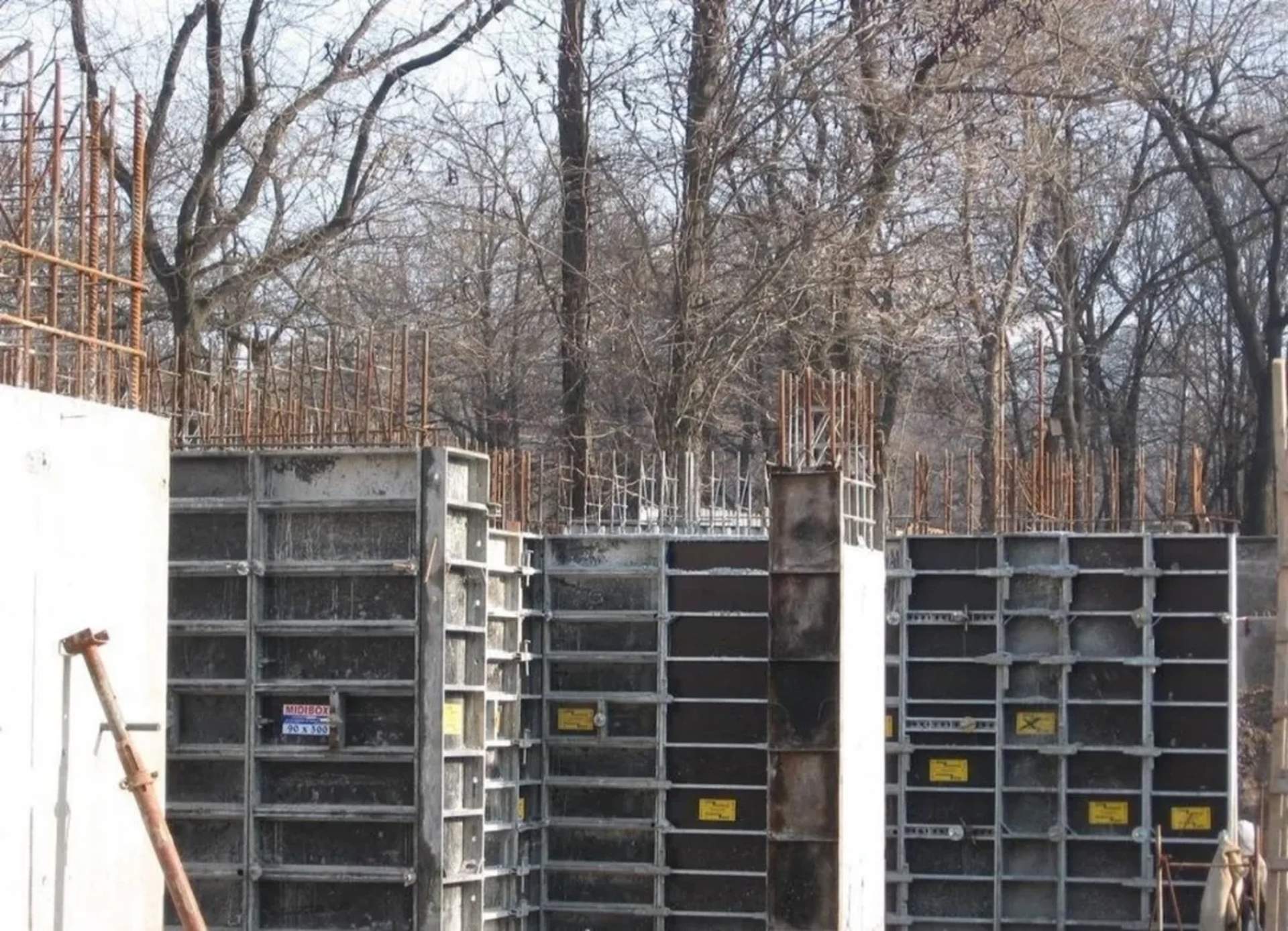 Вертикальна щитова опалубка з металевих каркасів та ламінованої фанери