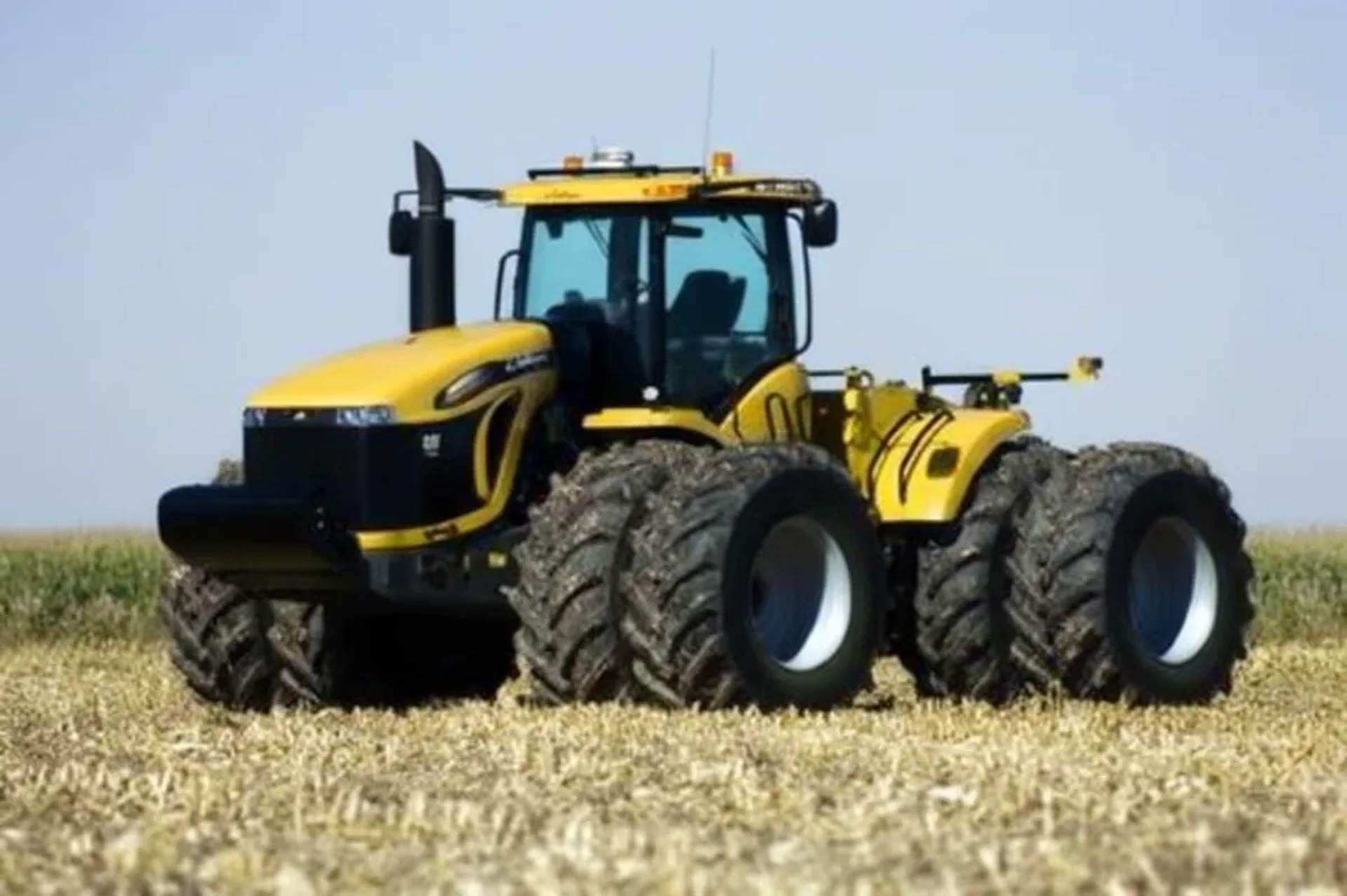 Трактор Challenger серії MT900 разом із плугом.