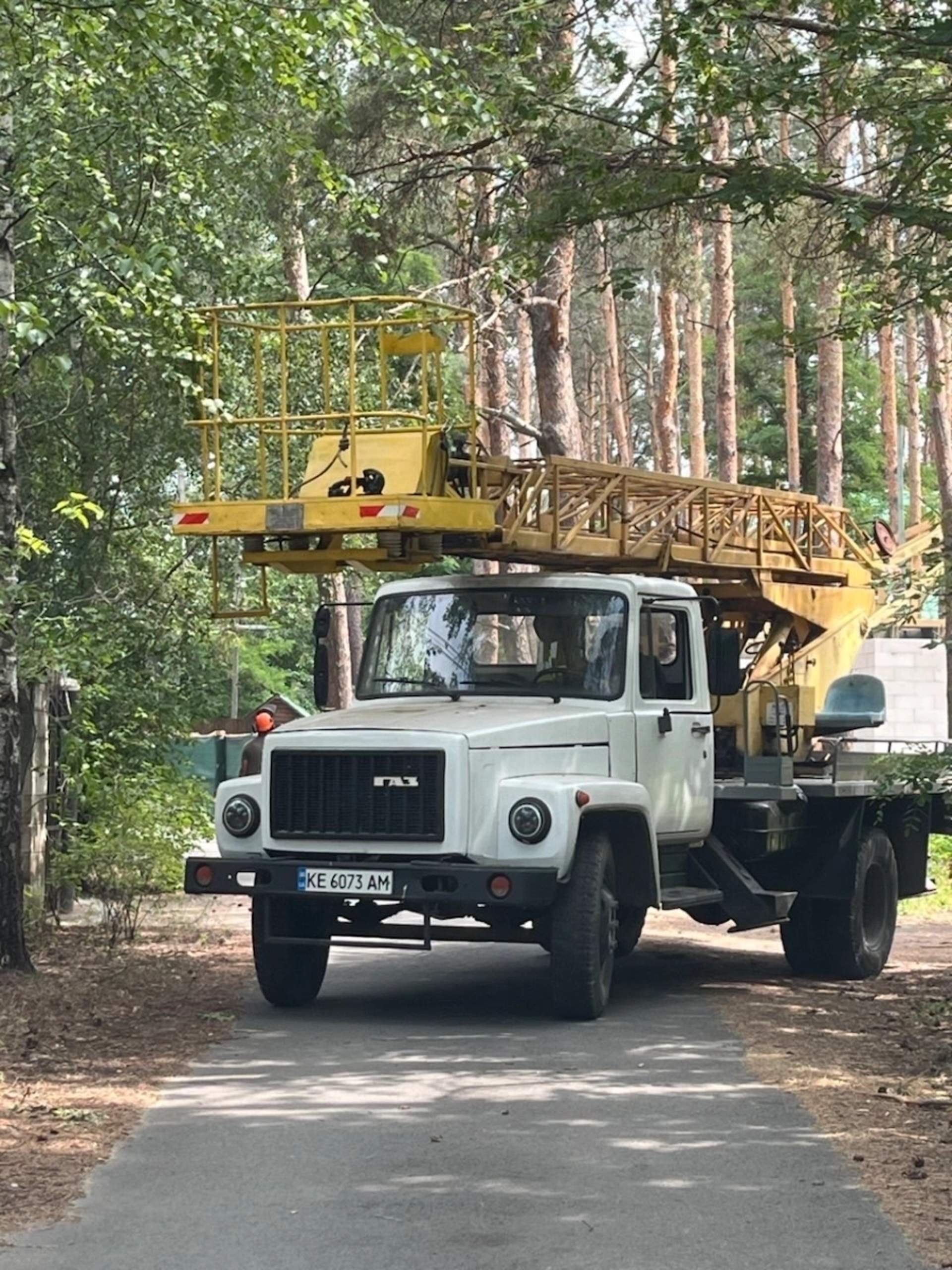 Автовишка моделі (АП-18) на базі вантажівки ГАЗ-3307