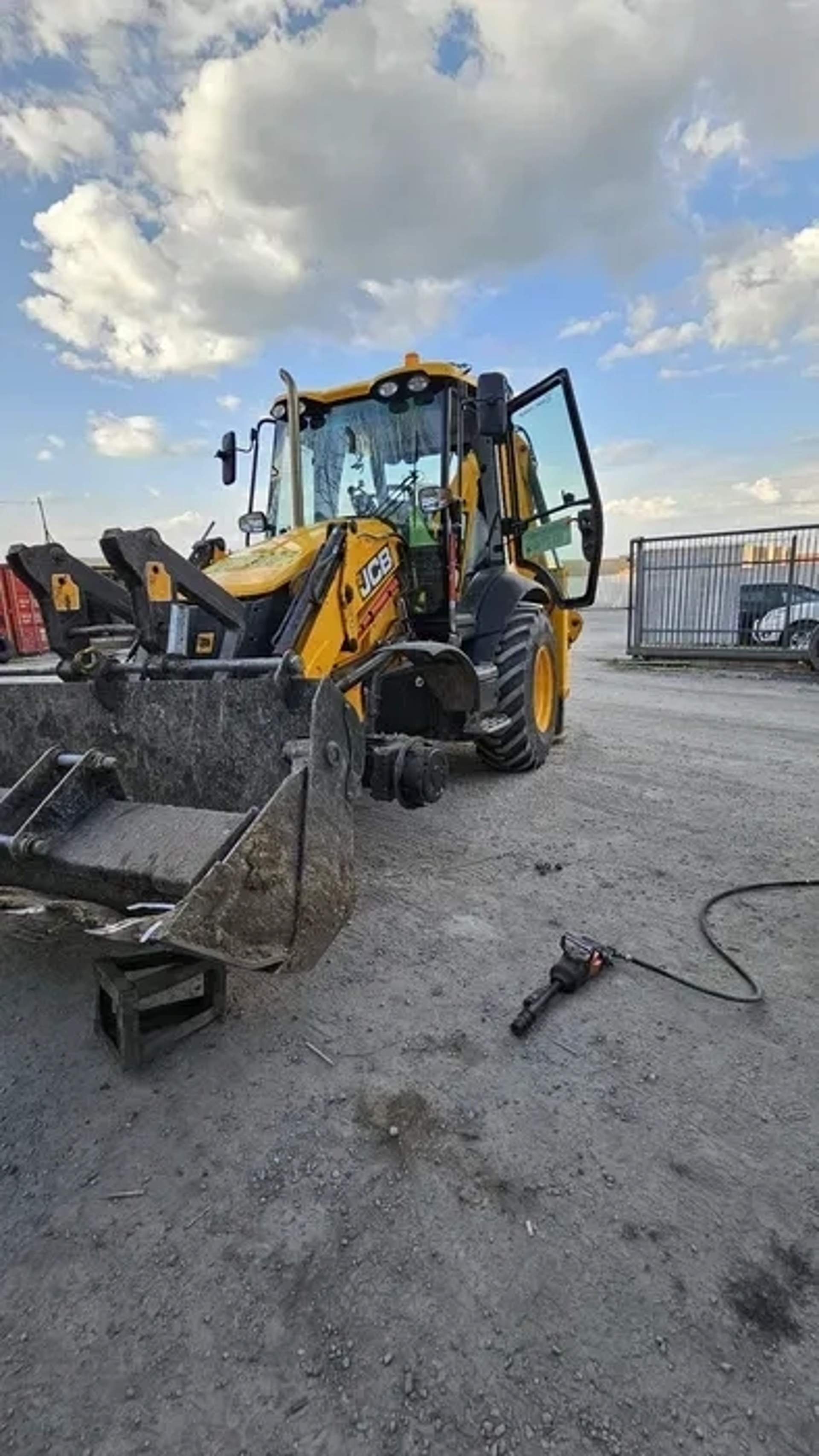 Екскаватор-навантажувач JCB 3CX для риття траншей