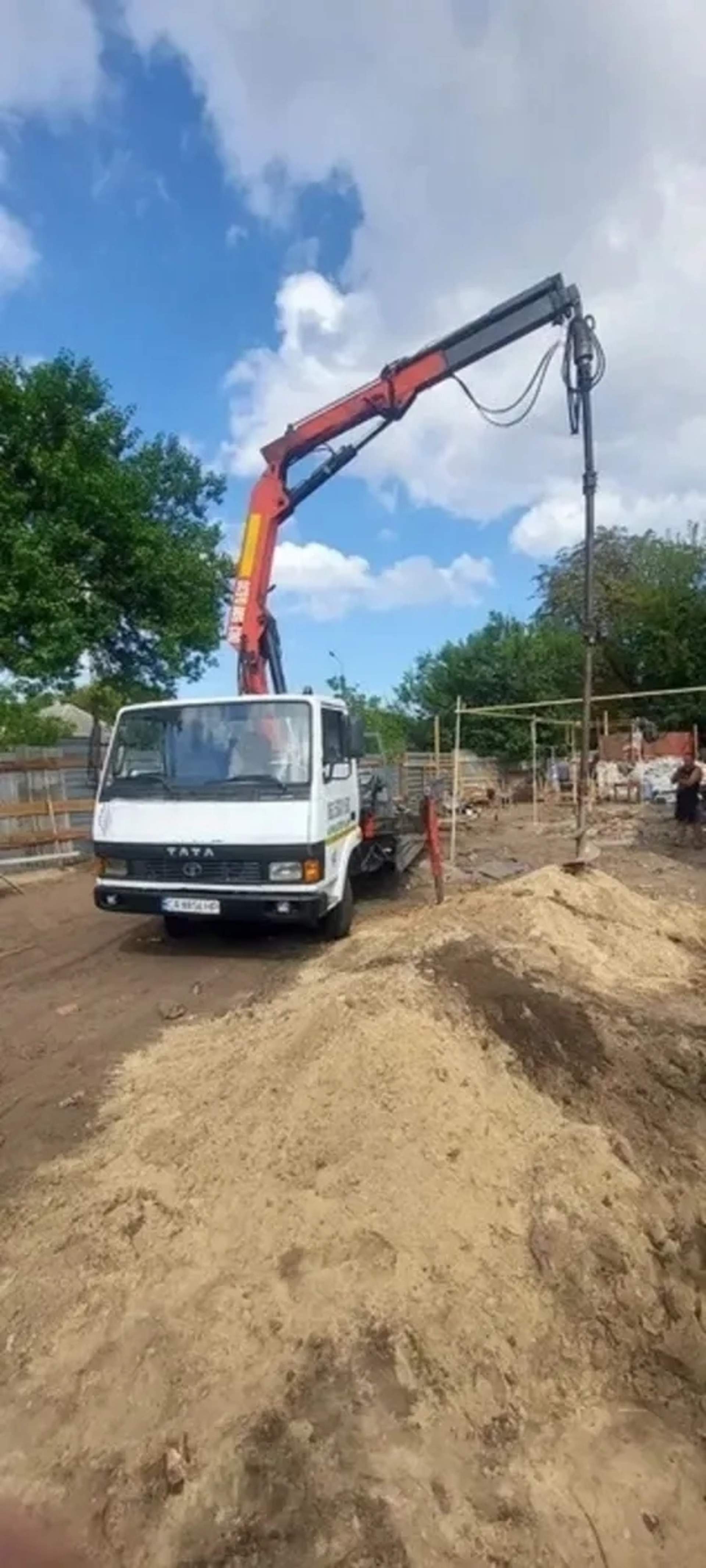 Гідравлічний кран-маніпулятор на базі шасі Tata