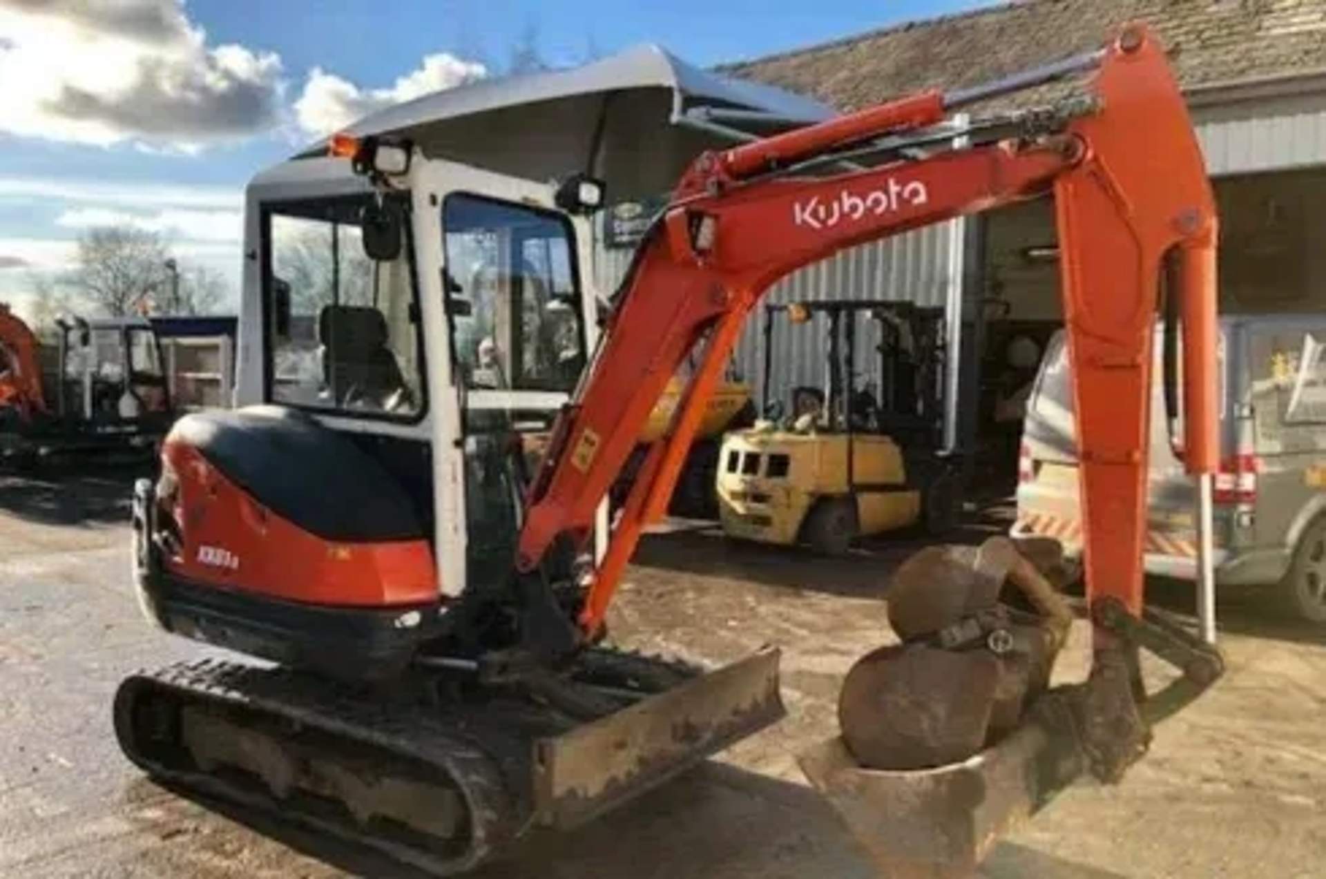 Мініекскаватор Kubota U35-3 — для земляних робіт