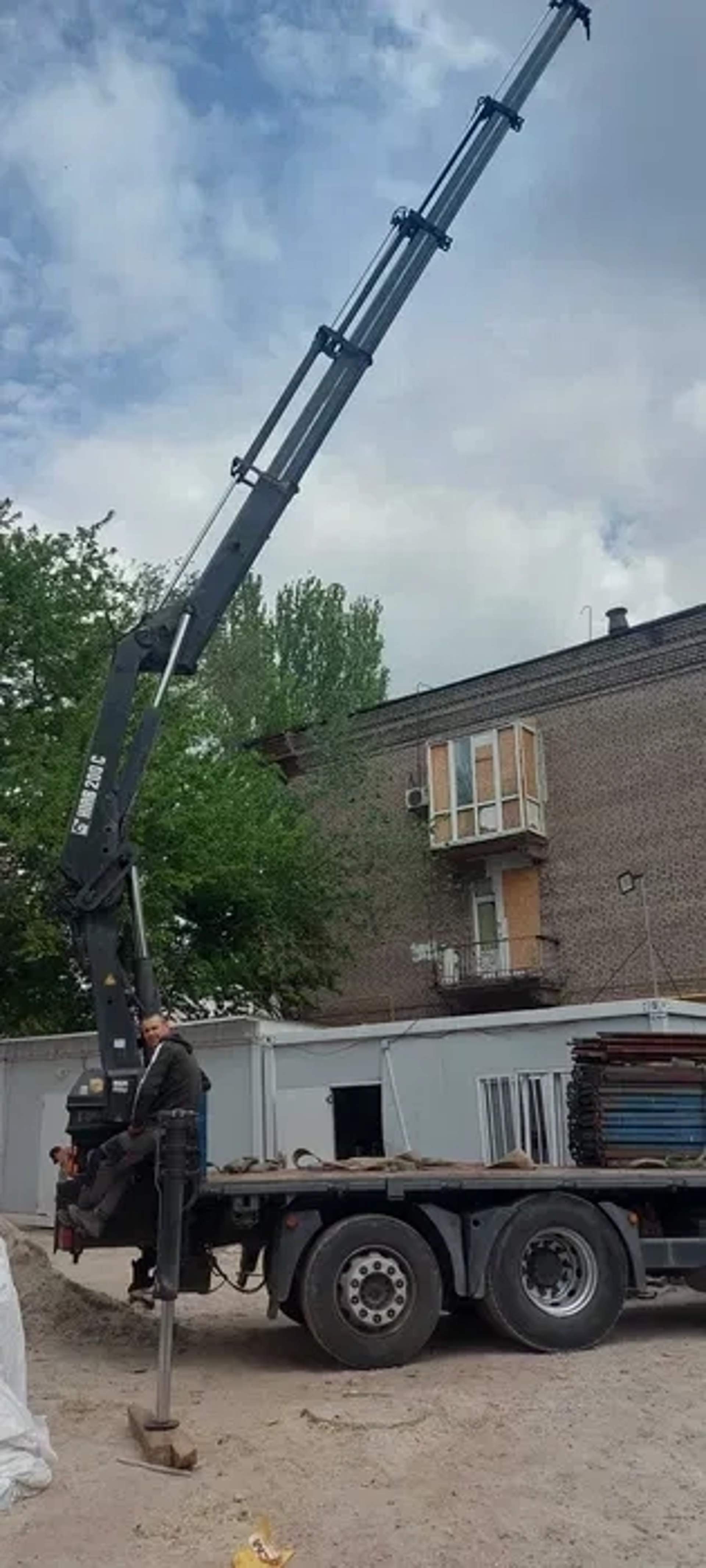 Кран-маніпулятор Hiab 200C на вантажному шасі Mercedes-Benz