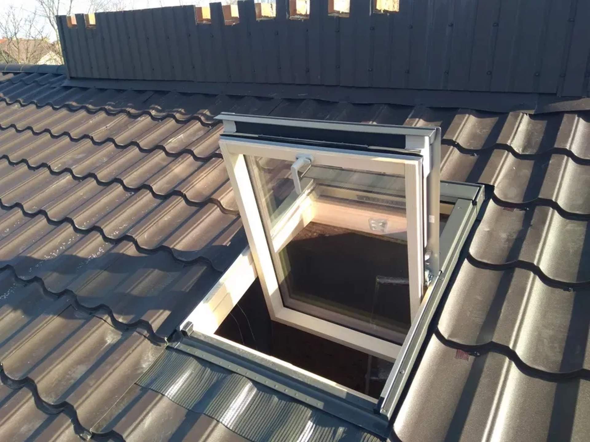 Монтаж, врізка мансардних (дахових) вікон Fakro, Roto, Velux.