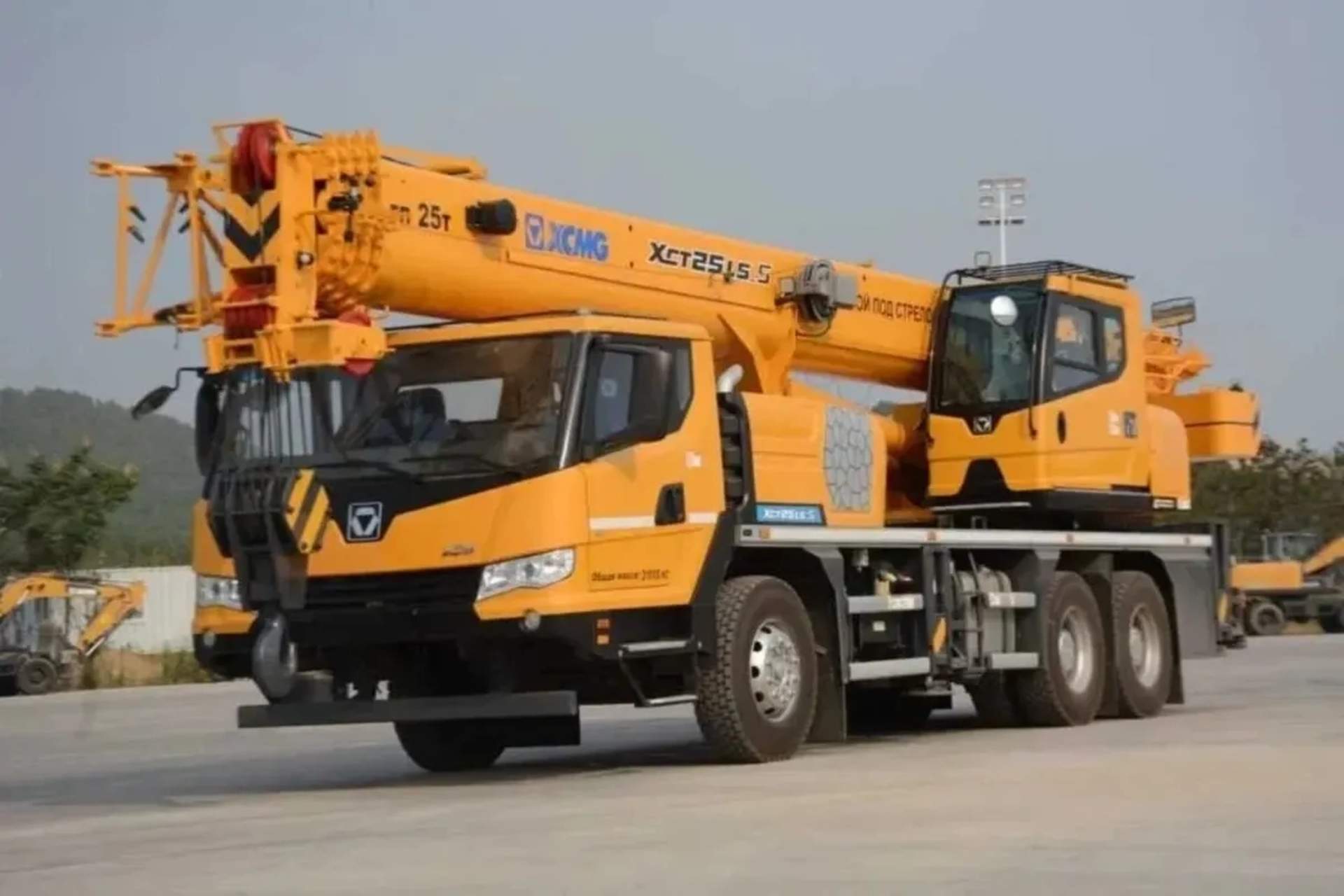 Автокран XCMG 25 т для вантажно-розвантажувальних робіт