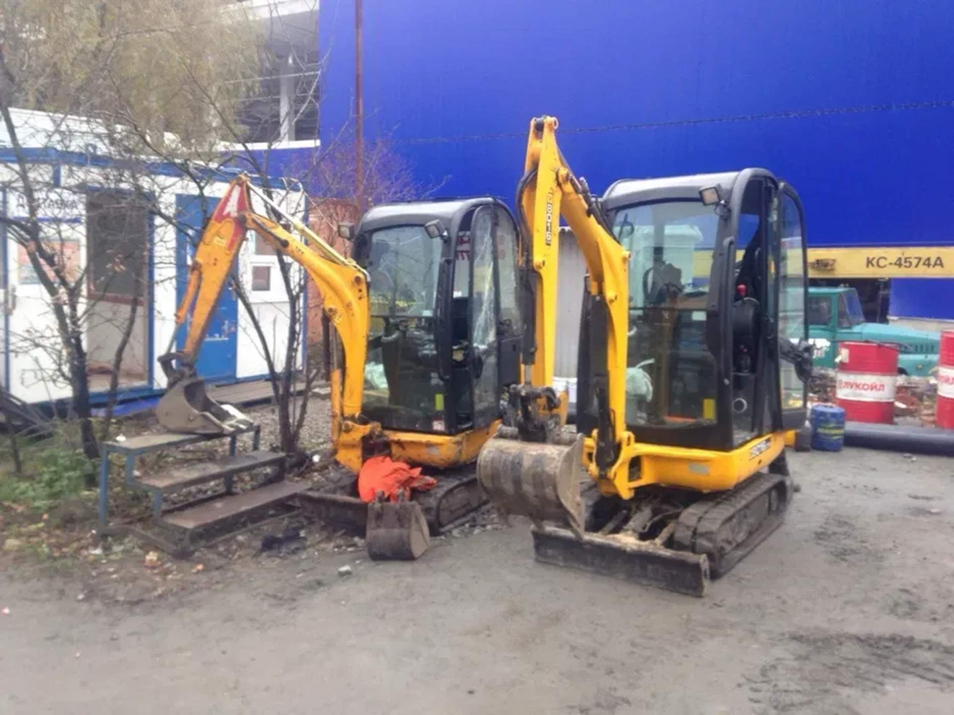 Компактний мініекскаватор JCB 8016 CTS з оператором