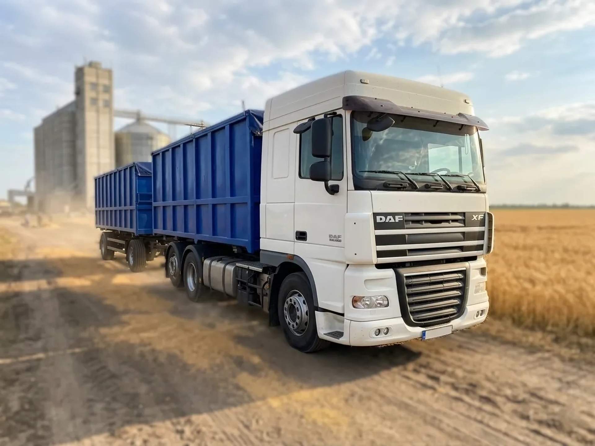 Вантажівка Зерновоз DAF XF 105