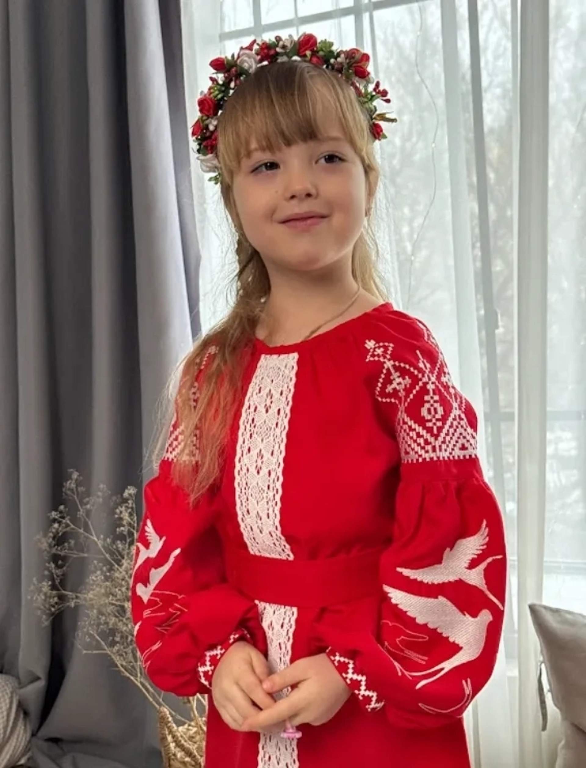 Вишиванка дитяча червона.Нижче коліна.