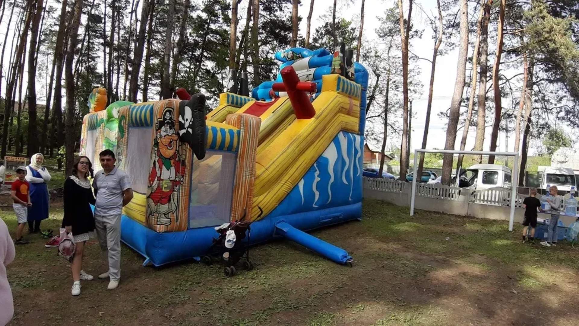 Батут, солодка вата, гірка з басейном, басейн з кульками