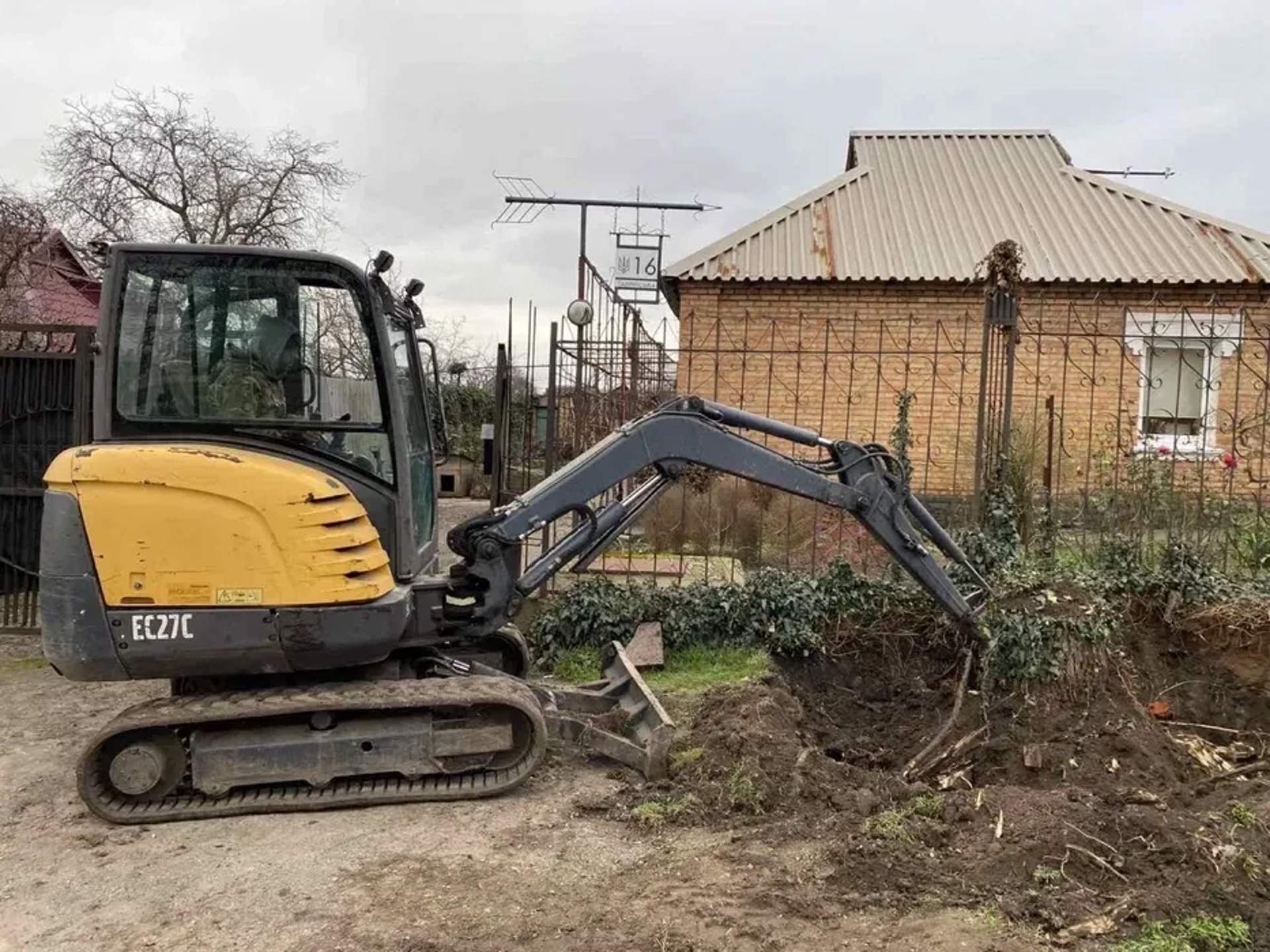 Міні - екскаватор Volvo EC27C для планування прибудинкових територій