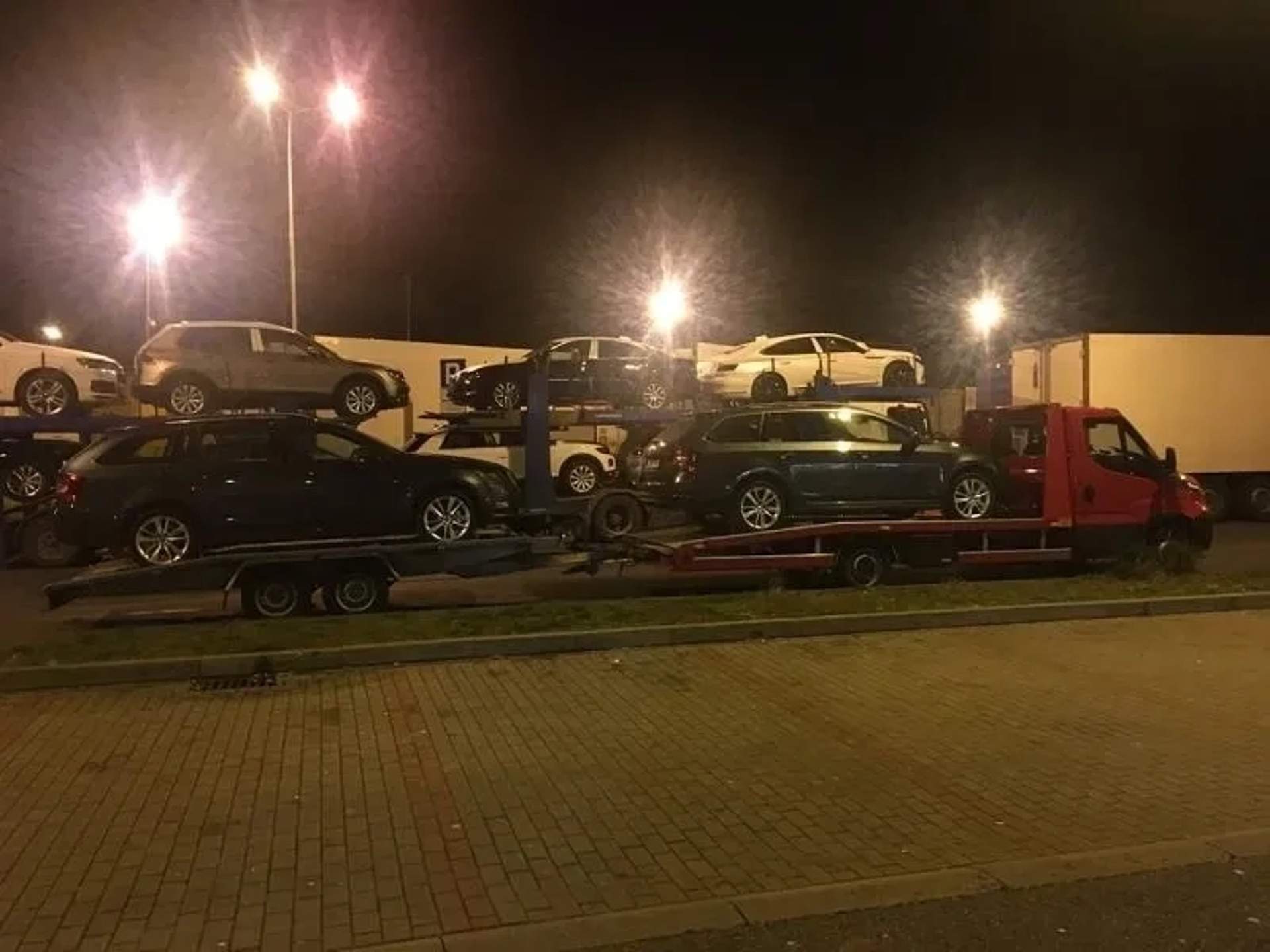 Евакуатор на базі Iveco Daily для перевезення транспорту