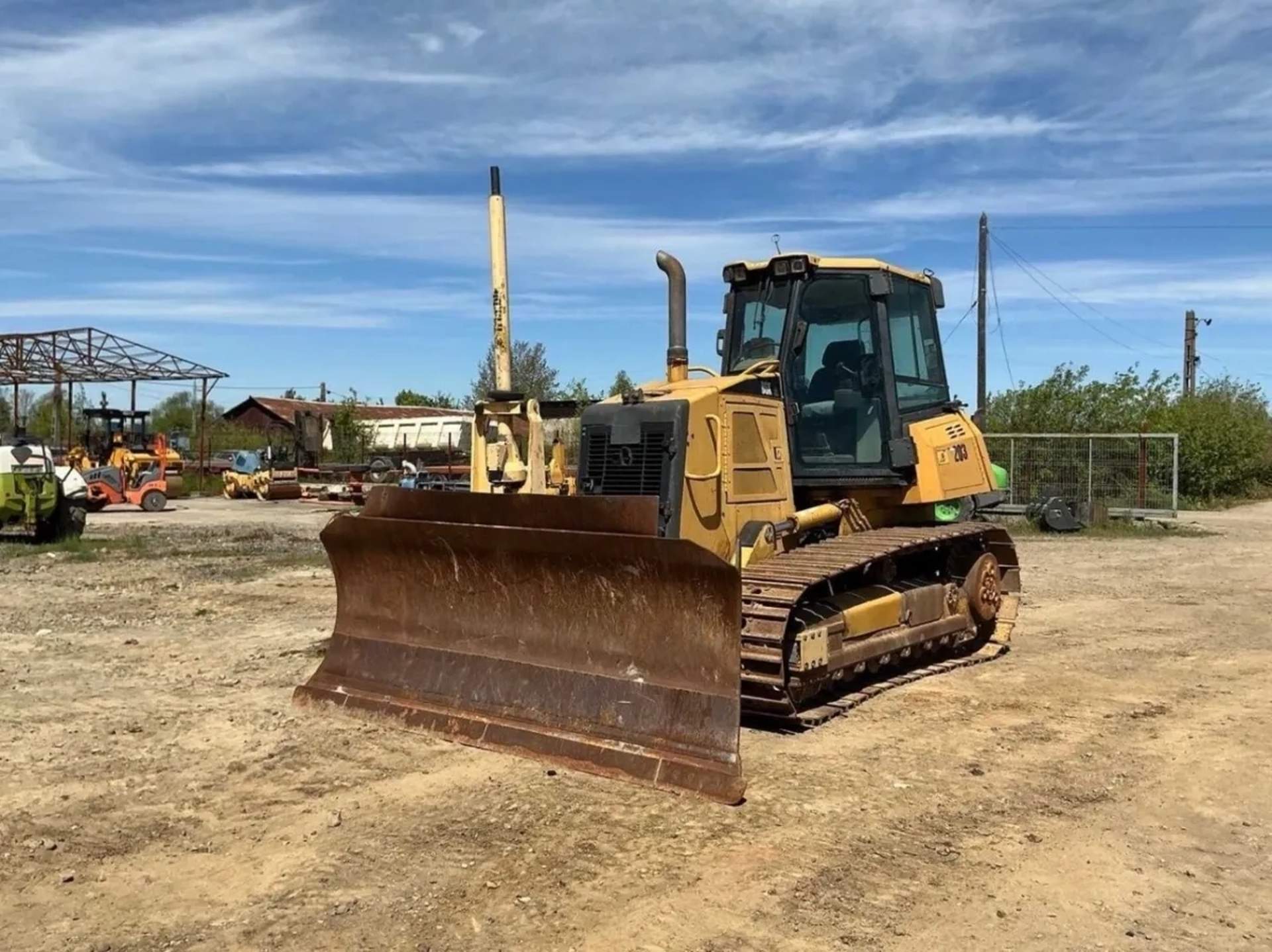 Бульдозер Caterpillar D6K для точного планування територій