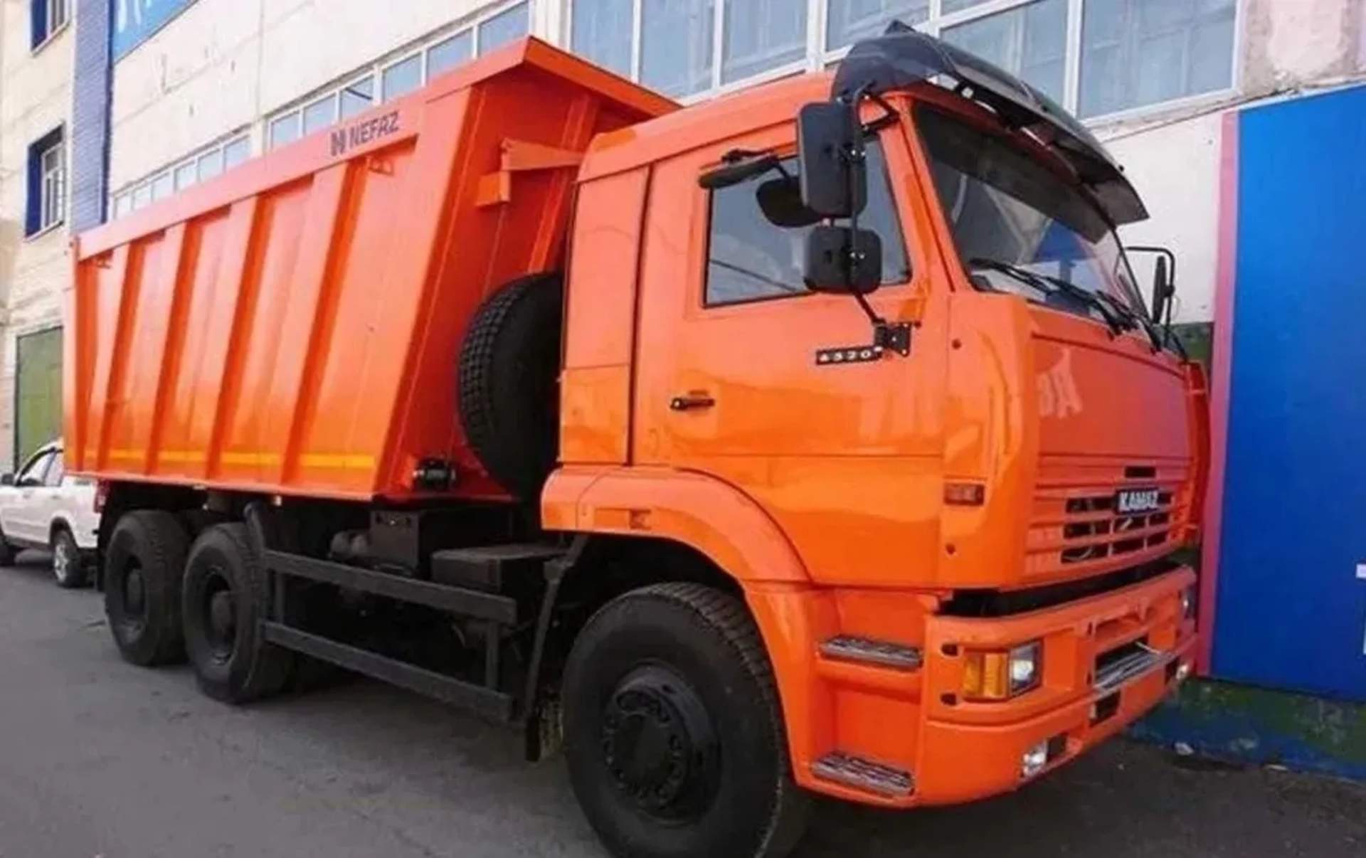 Самоскид Камаз 20 тонн — Доставка матеріалів, вивіз ґрунту та сміття
