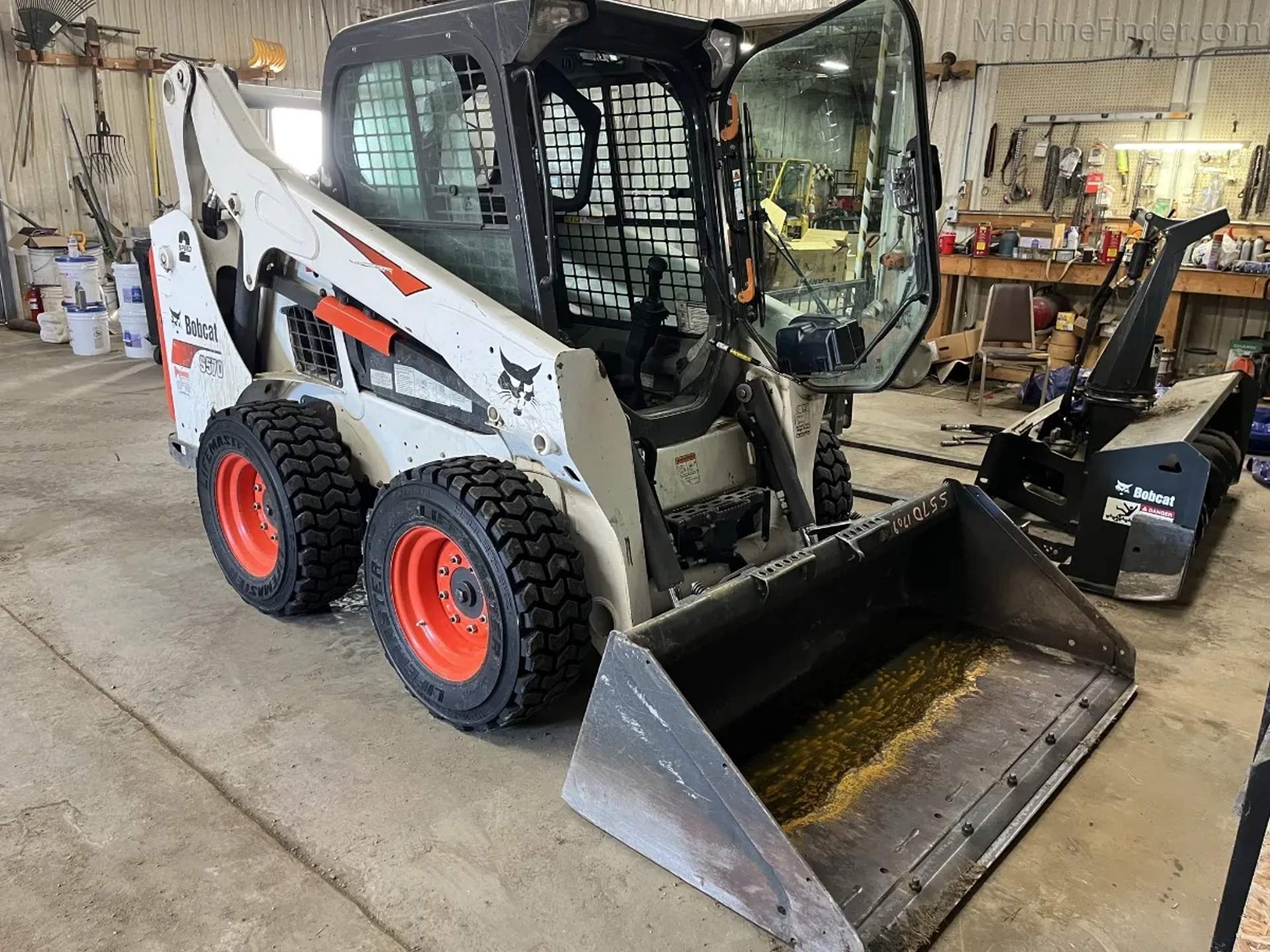 Універсальний колісний мінінавантажувач Bobcat S570