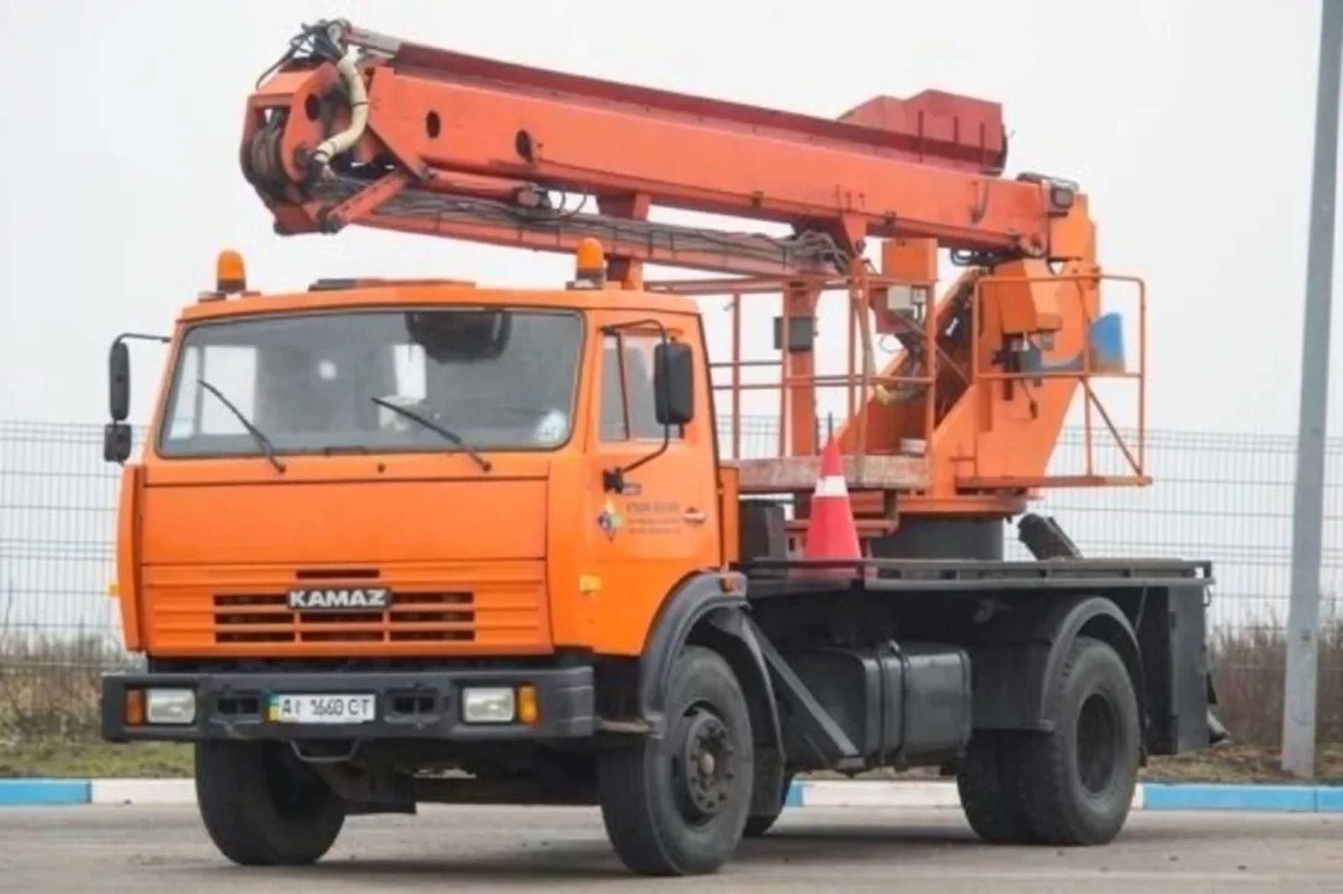 Автовишка АП-28 на шасі Камаз для промислового будівництва
