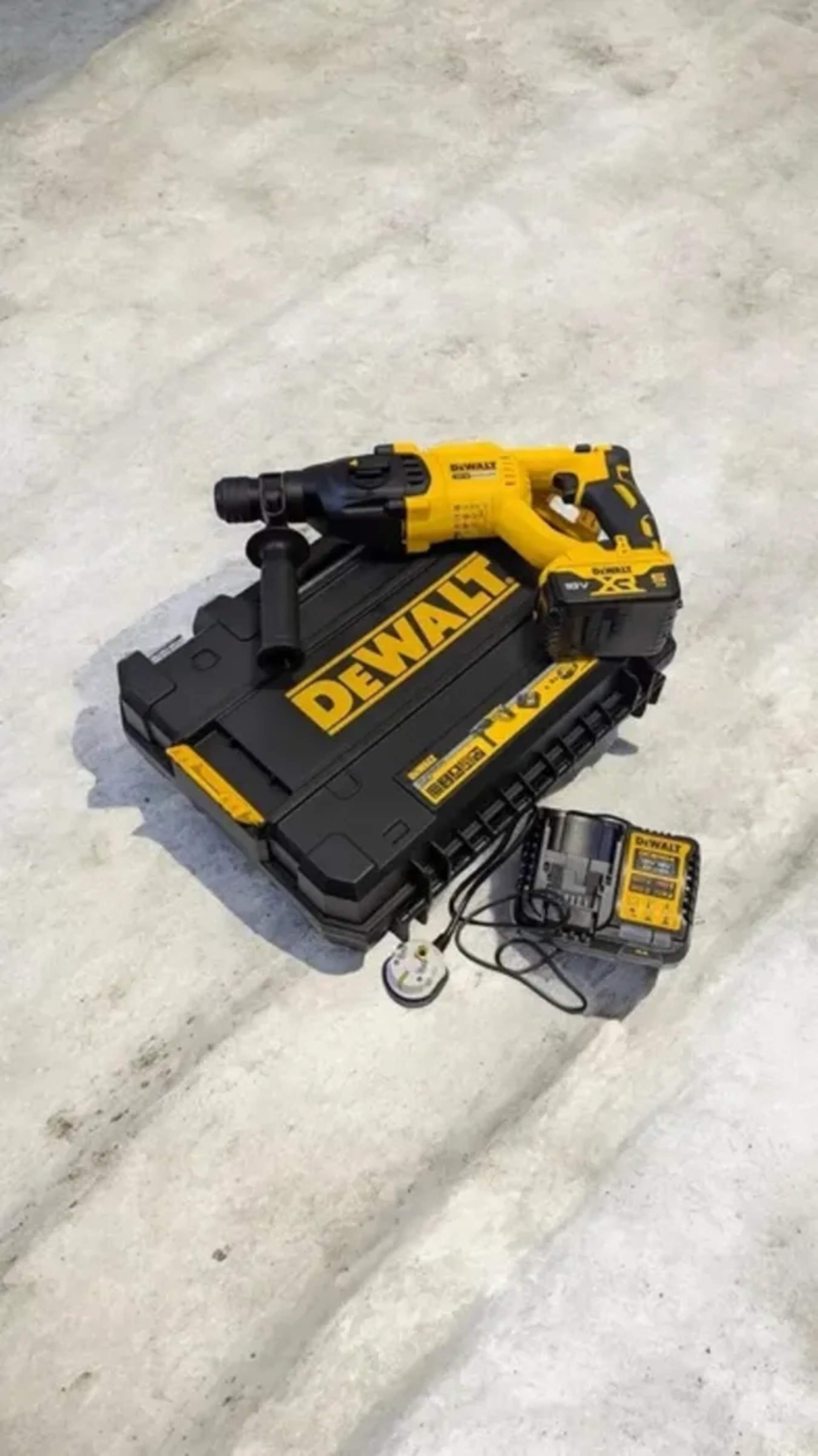 Акамуляторний перфоратор DeWalt