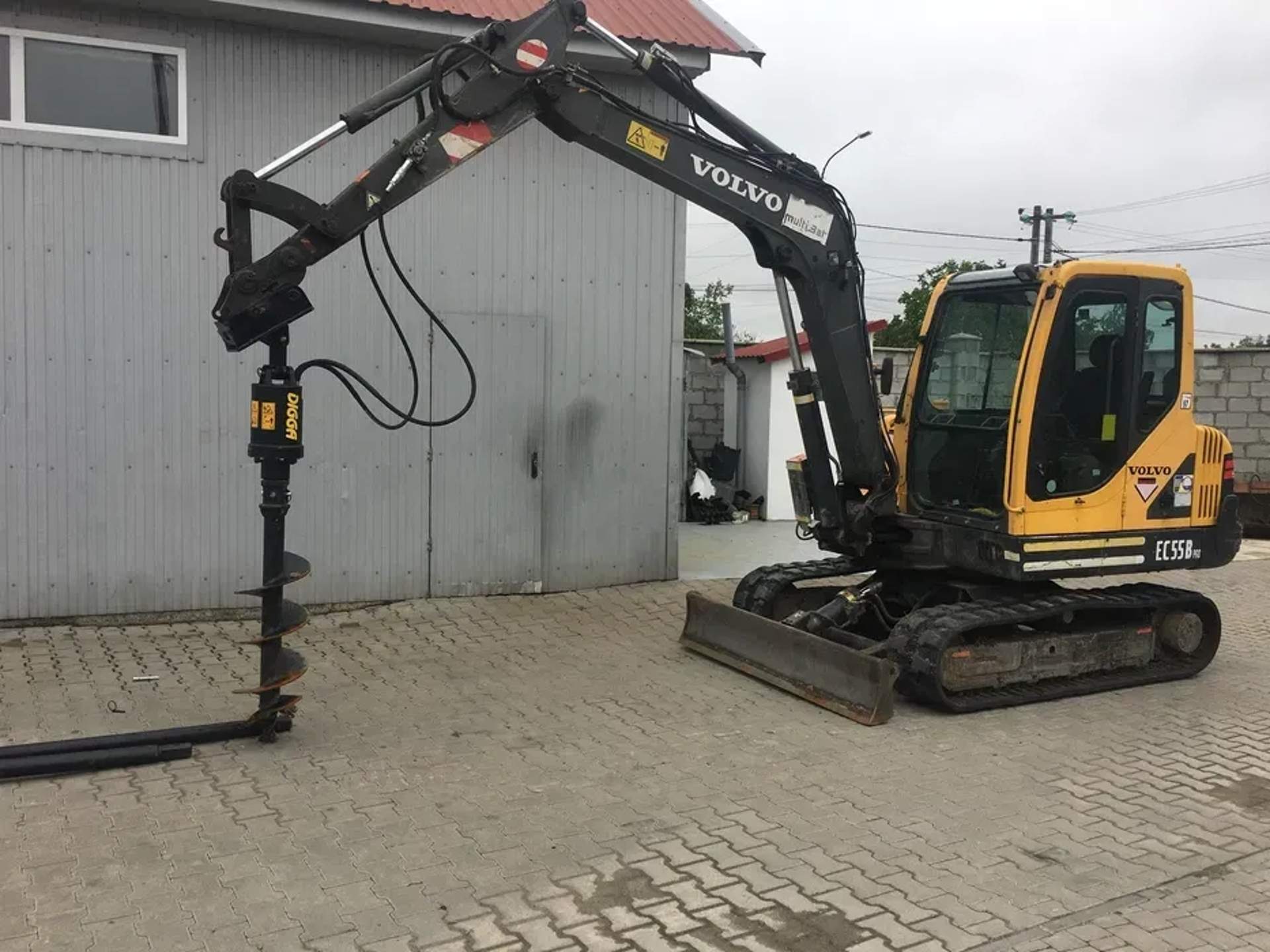Міні-екскаватор Volvo EC55B — копання та планування