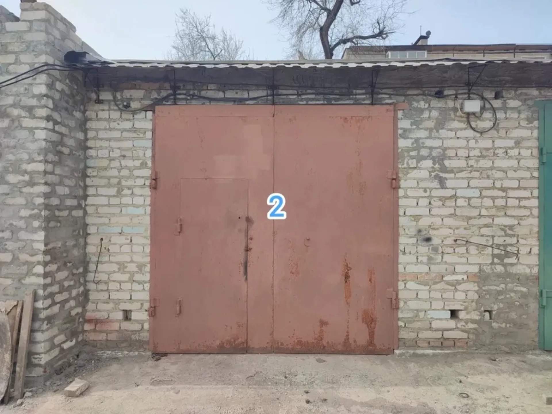 Капітальний бетонний гараж : зручний заїзд