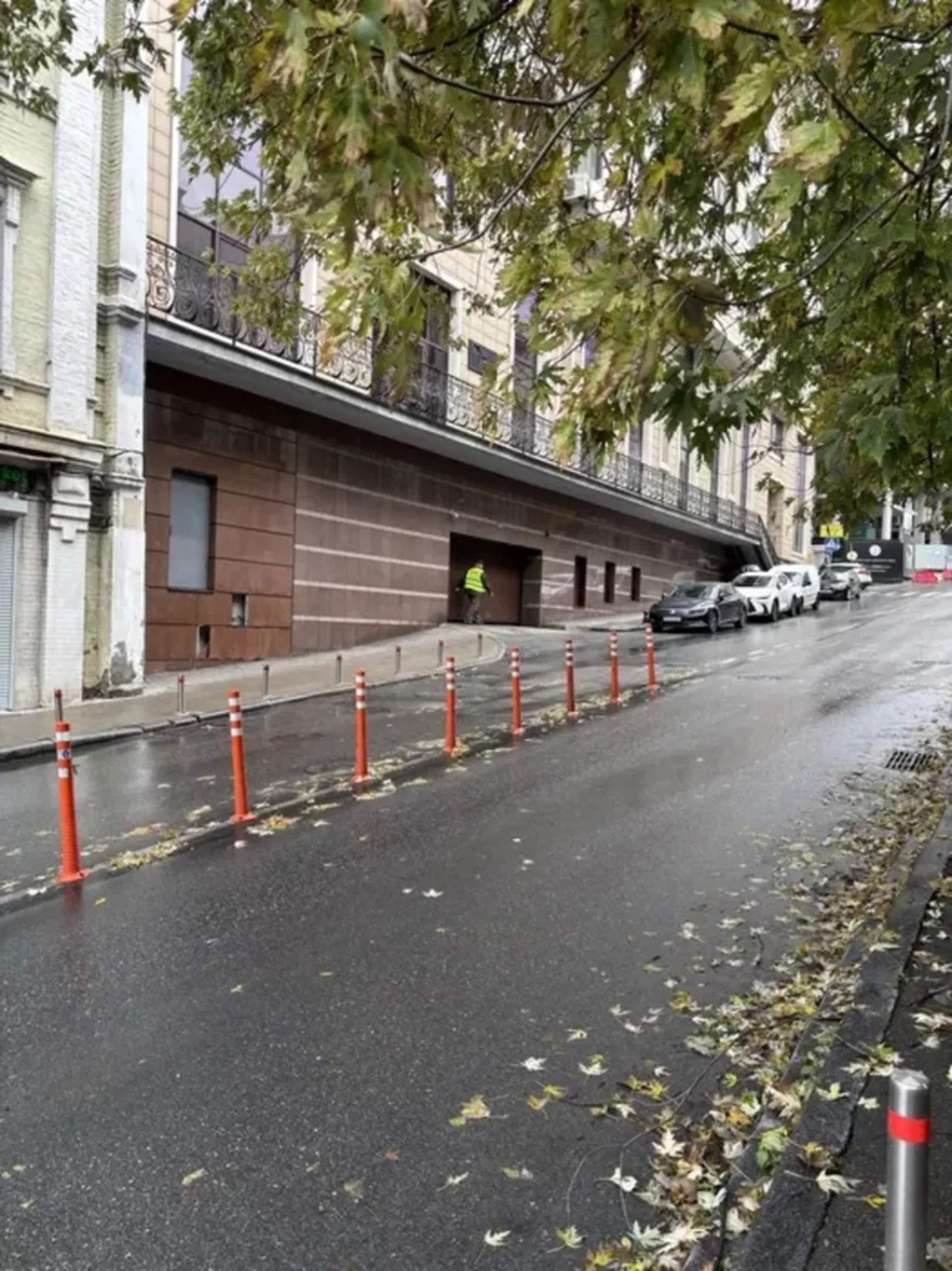 Зручне паркомісце в підземному паркінгу