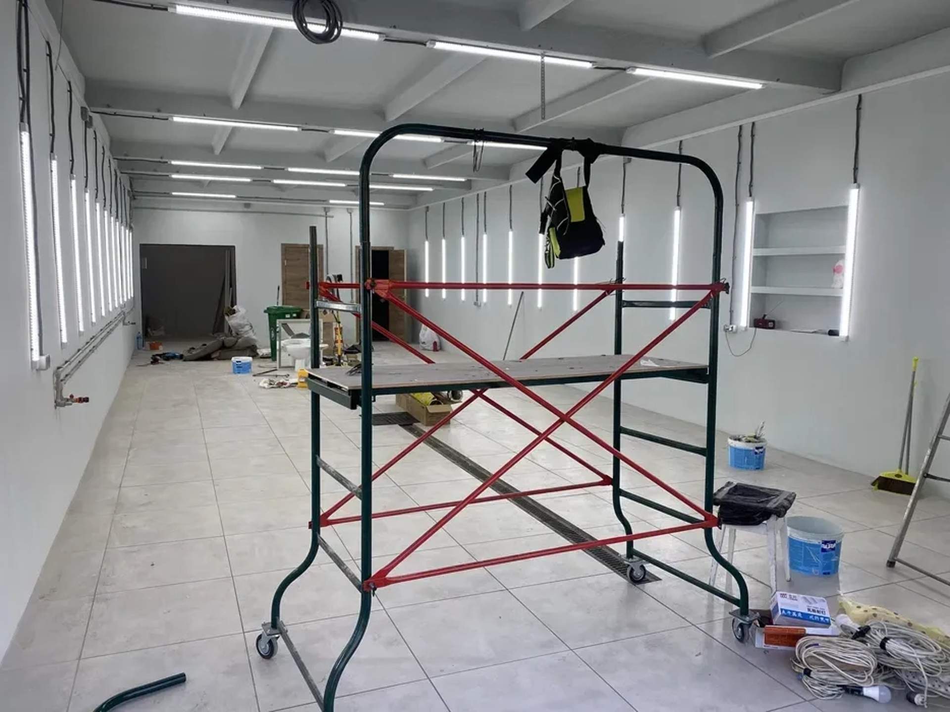 Вишка тура . Для роботи на висоті зі стопором на колесах.