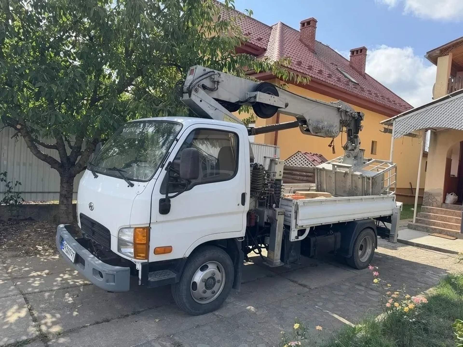 Автовишка АГП-16 на базі вантажівки Hyundai HD65