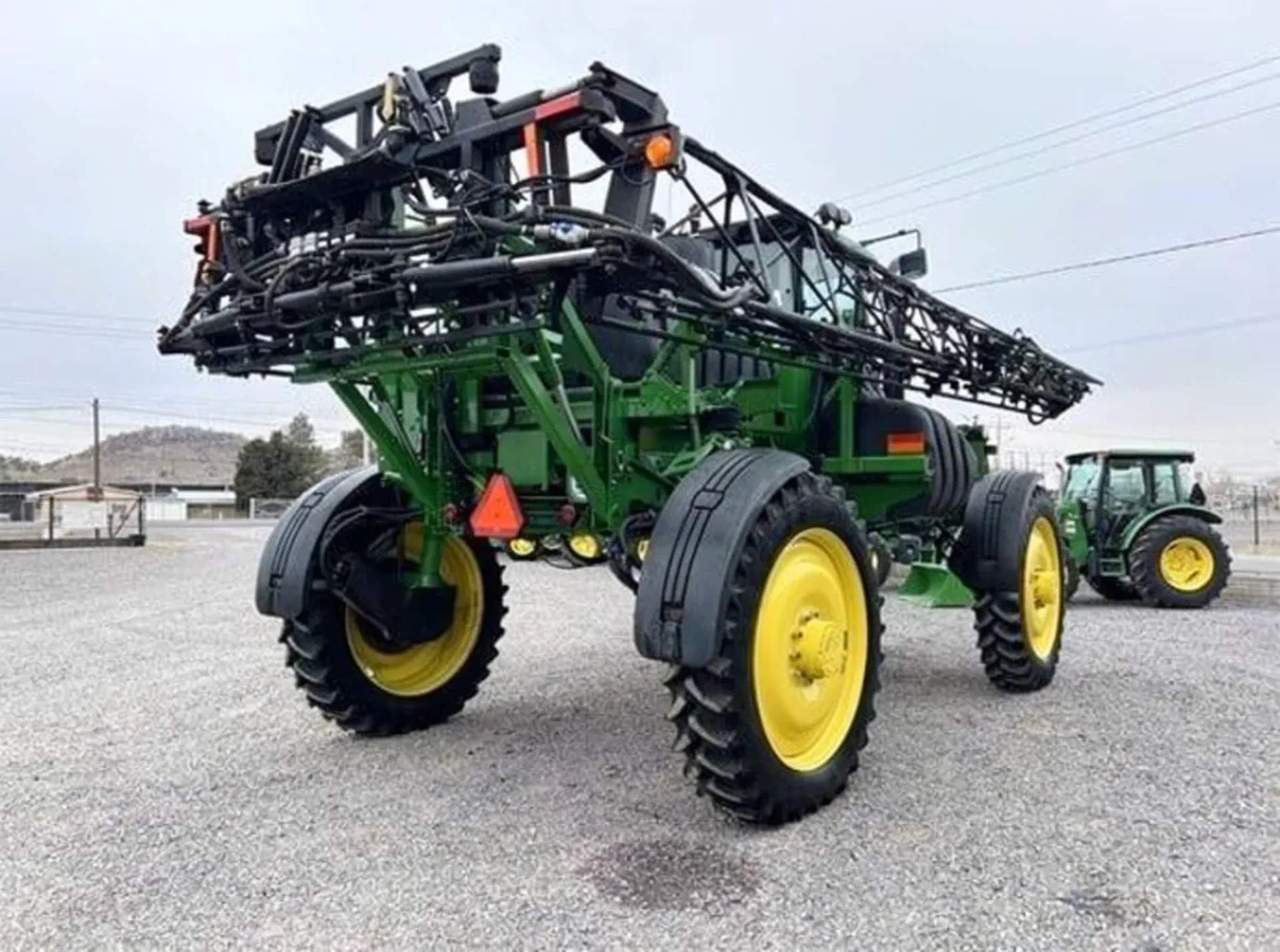 Самохідний обприскувач John Deere 4730 готовий до роботи