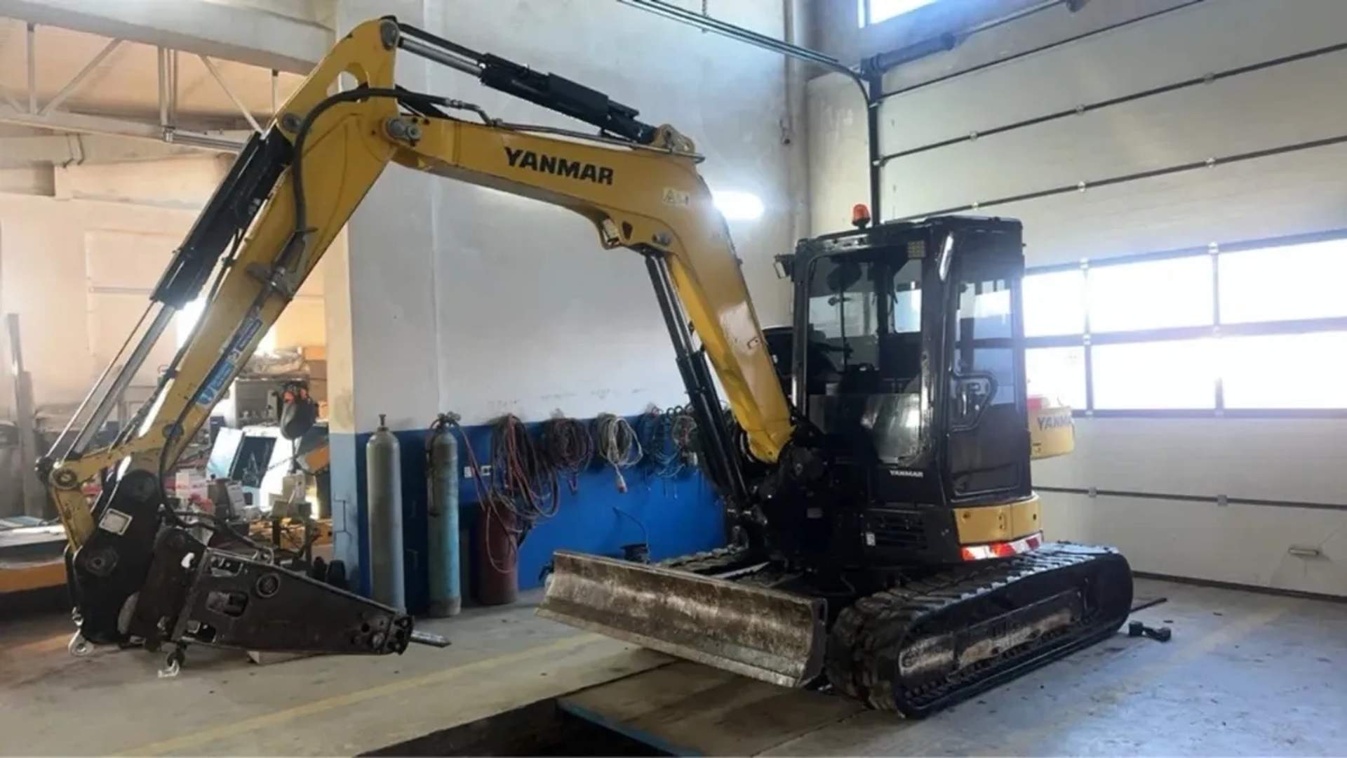Мініекскаватор Yanmar Vio50 з гідромолотом